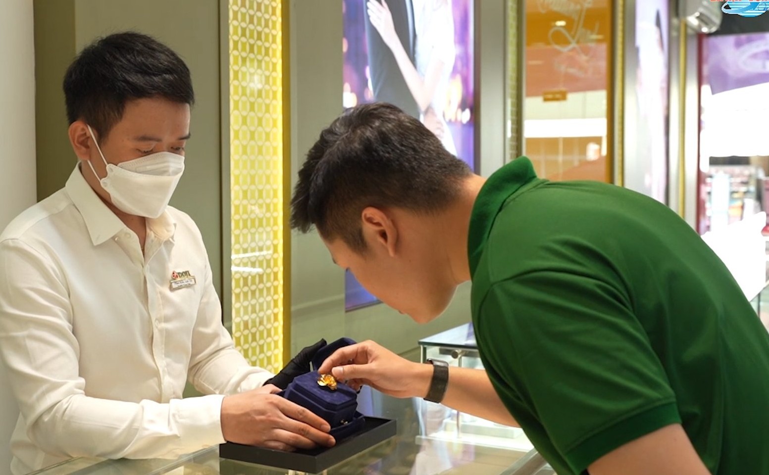 Khách hàng lựa chọn một sản phẩm trang sức hoa hồng đặc trưng tại cửa hàng 