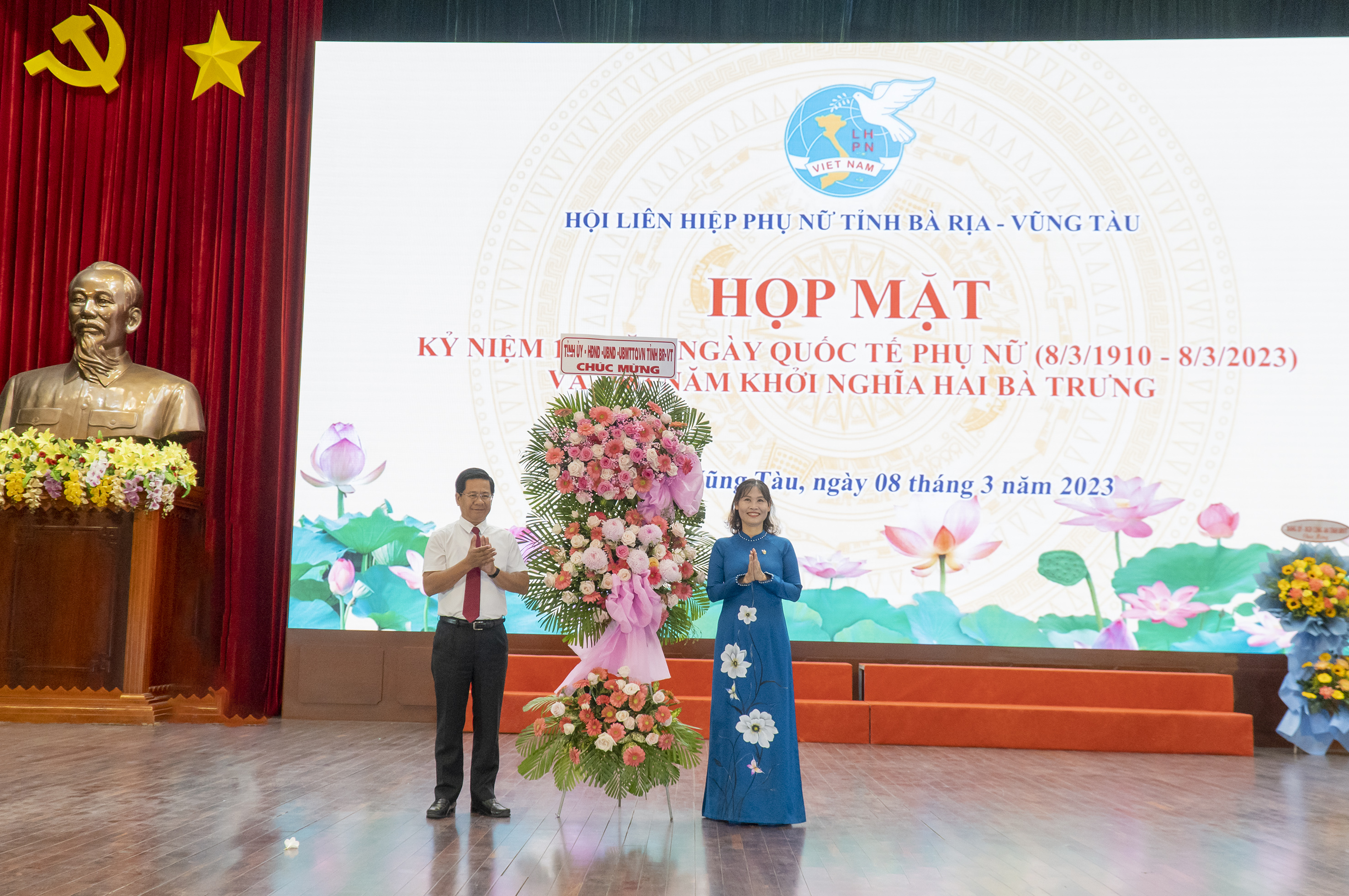 Ông Bùi Chí Thành, Ủy viên Ban Thường vụ Tỉnh ủy, Phó Chủ tịch UBMTTQ Việt Nam tỉnh tặng hoa chúc mừng Hội LHPN tỉnh.