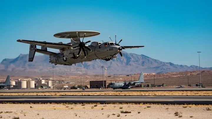Máy bay kiểm soát và cảnh báo sớm trên không tiên tiến E-2D Advanced Hawkeye.