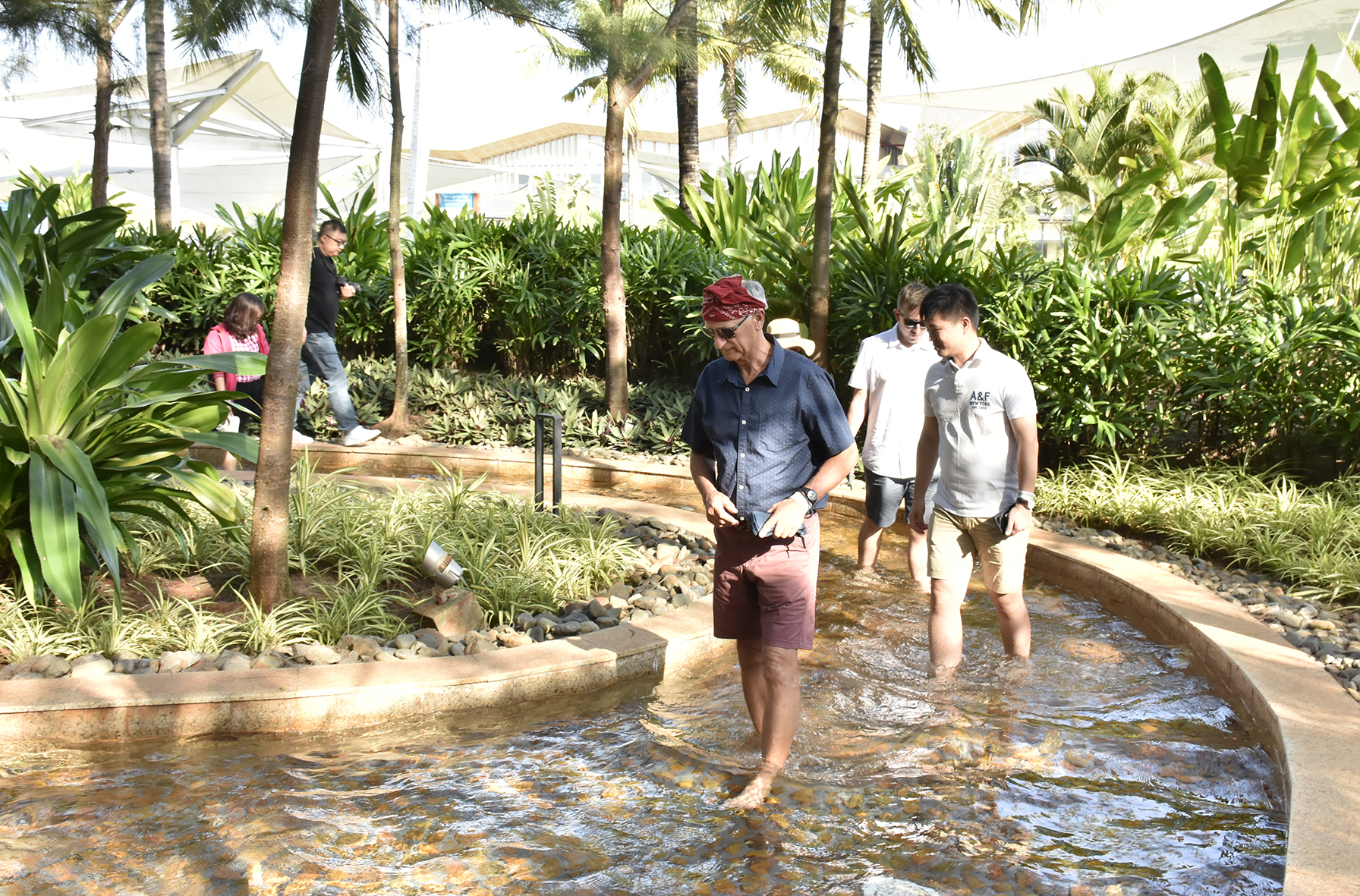 Đoàn famtrip trải nghiệm dịch vụ ngâm chân thư giãn đá cuội và nước khoáng nóng tại  Minera Hot Springs Bình Châu