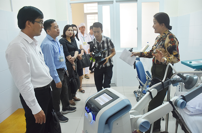 Đoàn khảo sát thực tế tại Bệnh viện Y học cổ truyền tỉnh