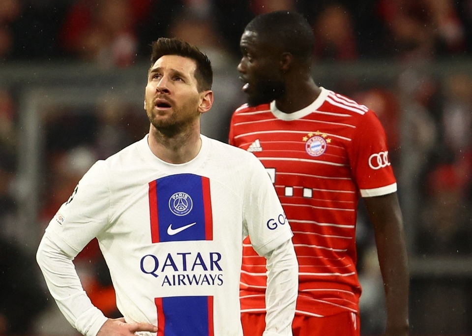 Messi thẫn thờ sau khi PSG bị Bayern loại khỏi vòng 16 đội Champions League.