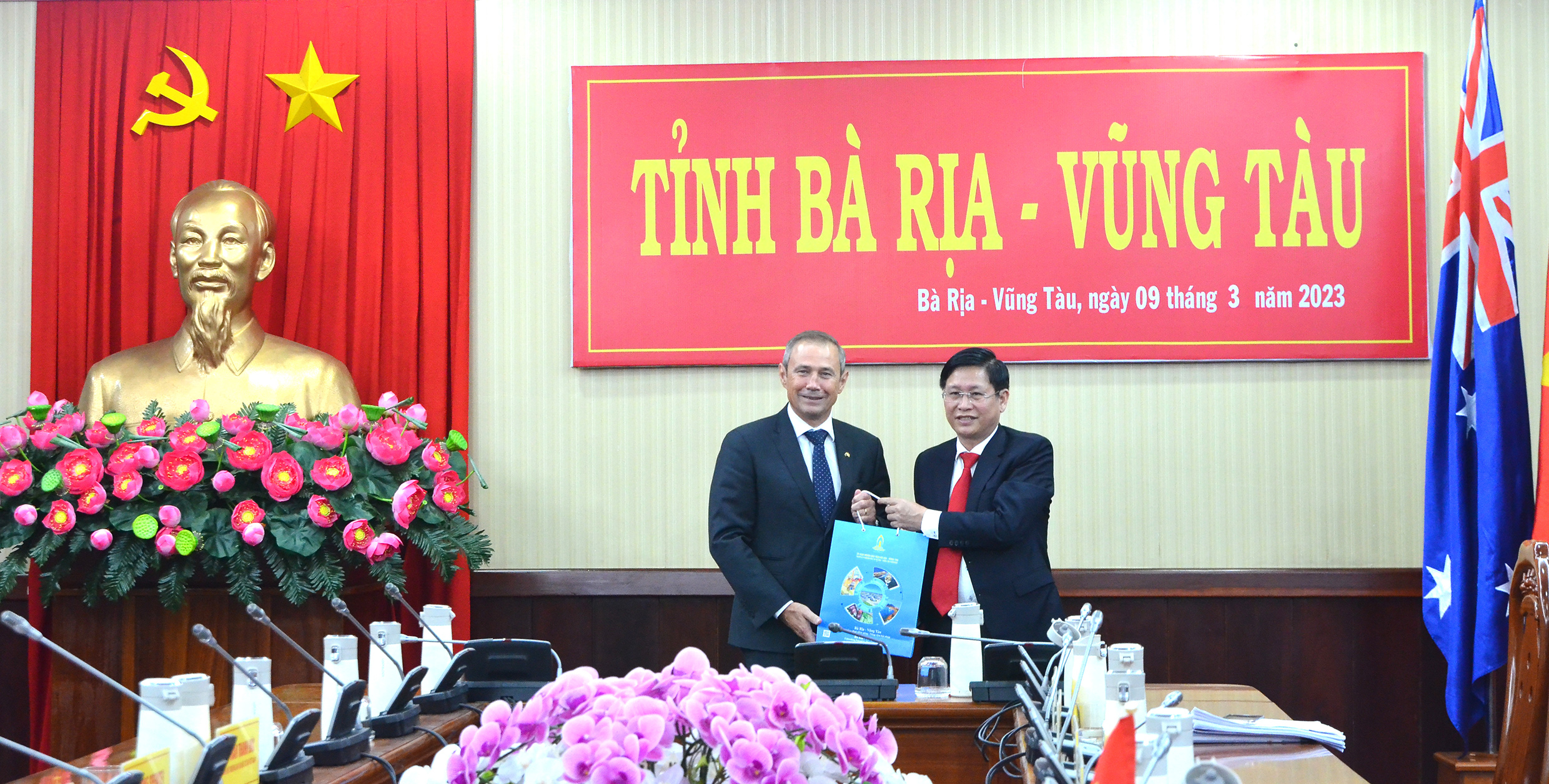 Ông Lê Ngọc Khánh, Phó Chủ tịch UBND tỉnh trao quà lưu niệm đến ông Roger Cook, thành viên Hội đồng Lập pháp, Phó Thủ hiến Bang Tây Australia. Ảnh: CẨM NHUNG