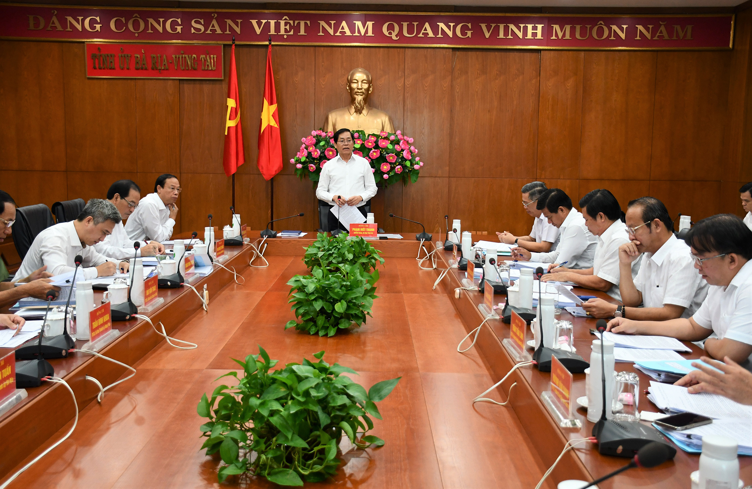 Bí thư Tỉnh ủy Phạm Viết Thanh phát biểu chỉ đạo tại cuộc họp.