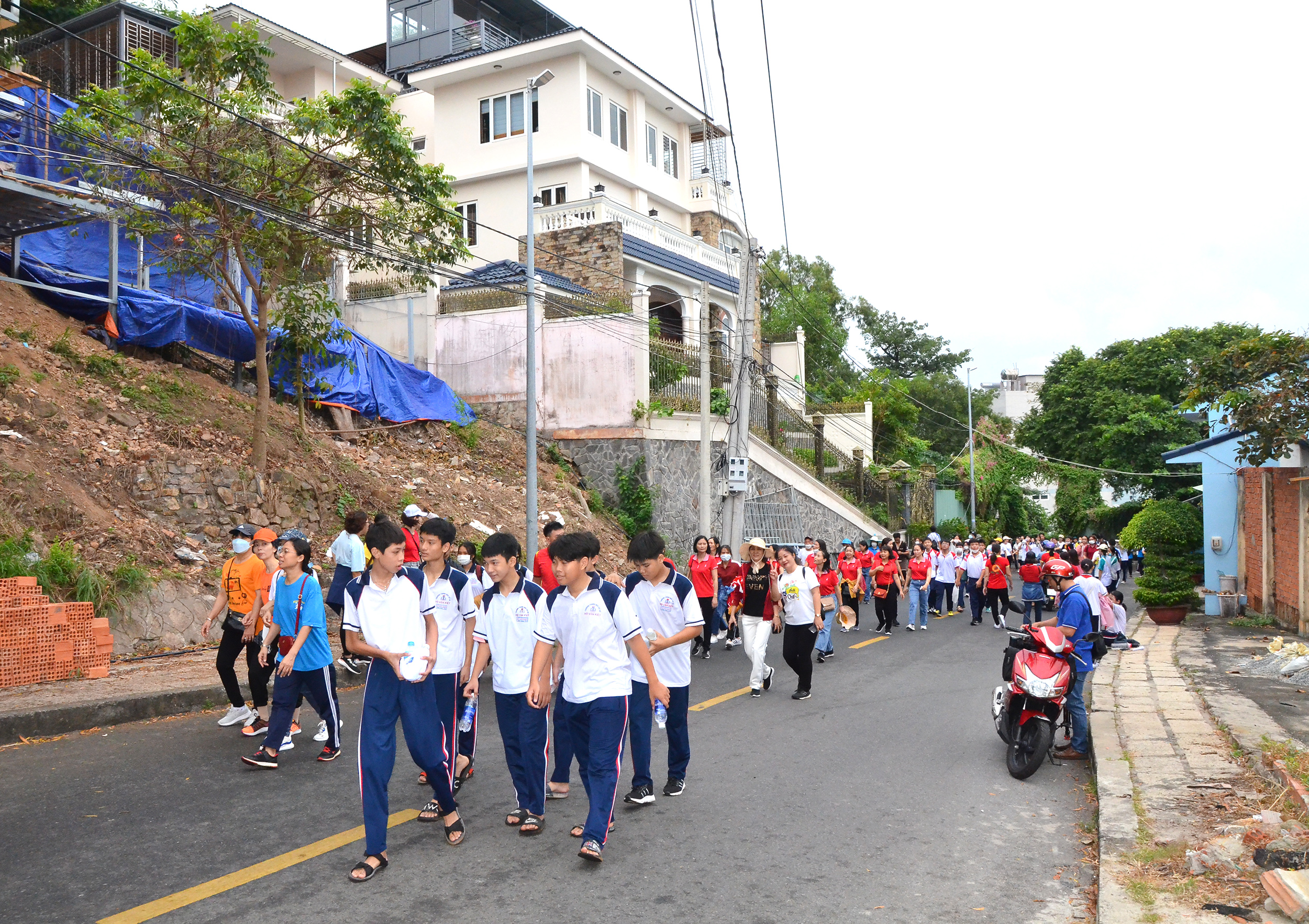 Rất đông người dân leo núi chinh phục ngọn Hải Đăng trong giải leo núi Hải Đăng năm 2022 do UBND TP.Vũng Tàu tổ chức.