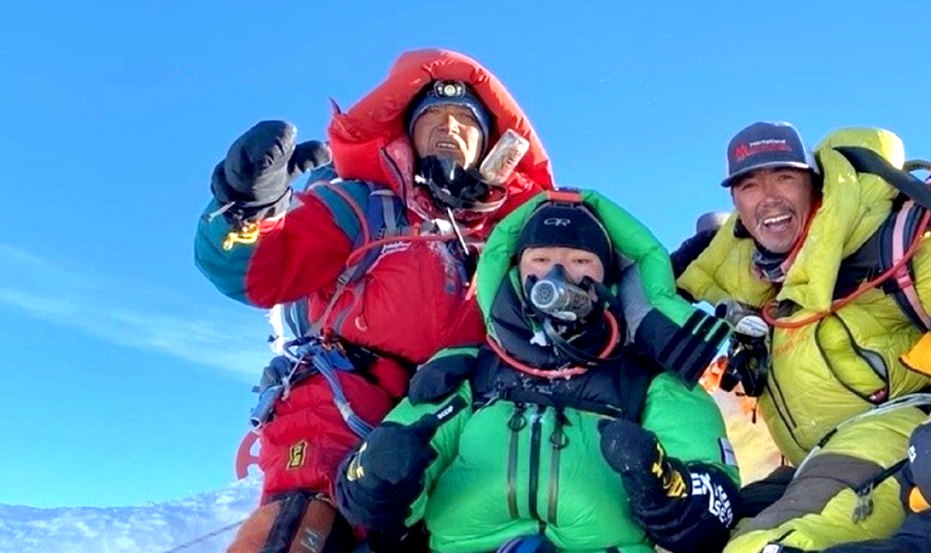 Gia đình Tenzing Dorjee, Sonam Tashi và Pasang Kanchi trên đỉnh Everest, trong đó chỉ mình Pasang  là cần đến thiết bị oxy.
