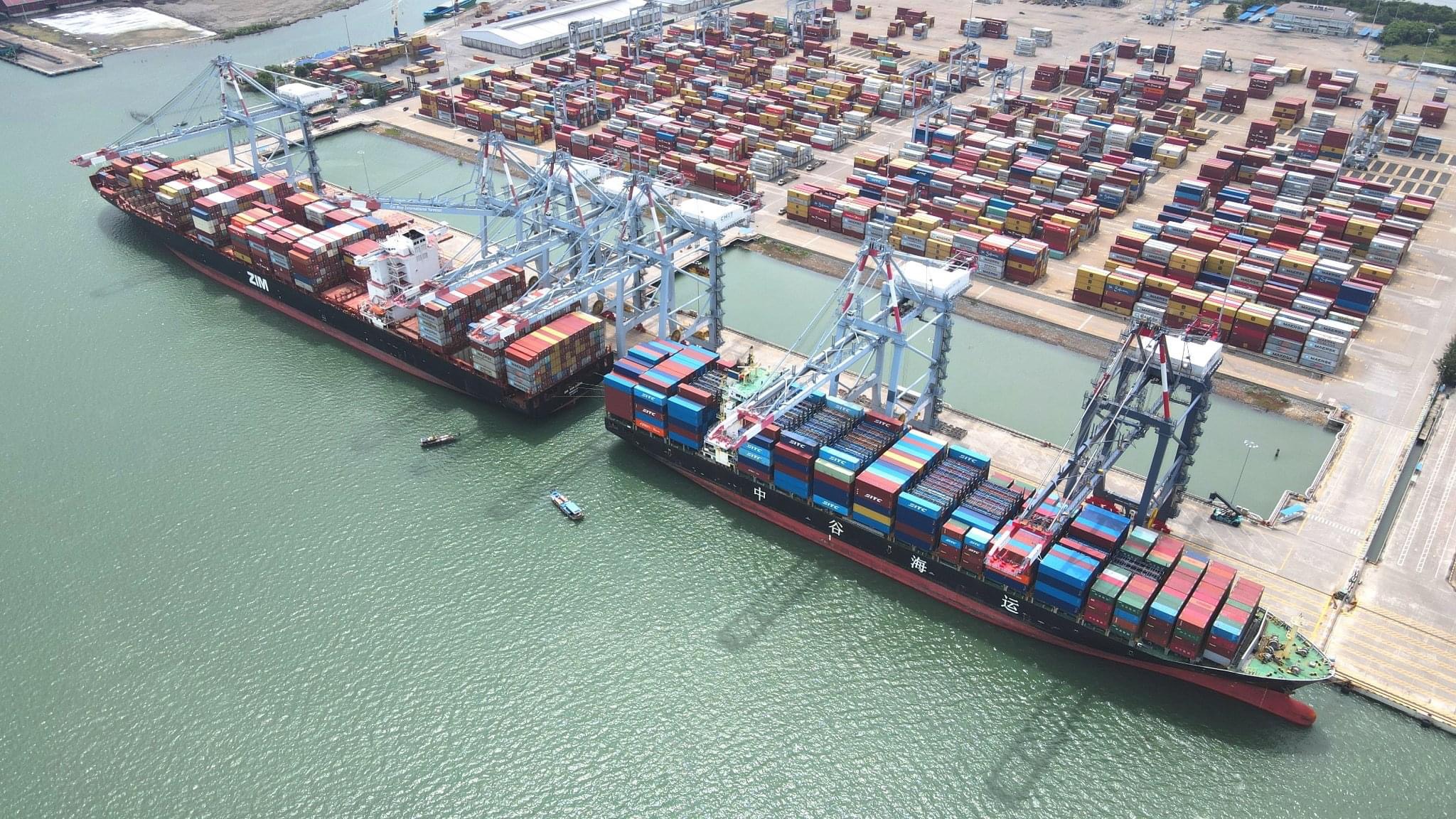 Tàu container trọng tải lớn cập cảng CMIT.