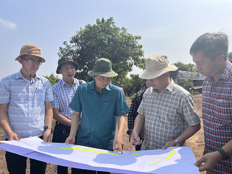 Ông Trần Văn Tuấn, Bí thư Thành ủy Bà Rịa khảo sát thực địa Dự án thành phần 3, thuộc Dự án đầu tư xây dựng Đường bộ cao tốc Biên Hòa - Vũng Tàu (giai đoạn 1) đoạn qua TP.Bà Rịa