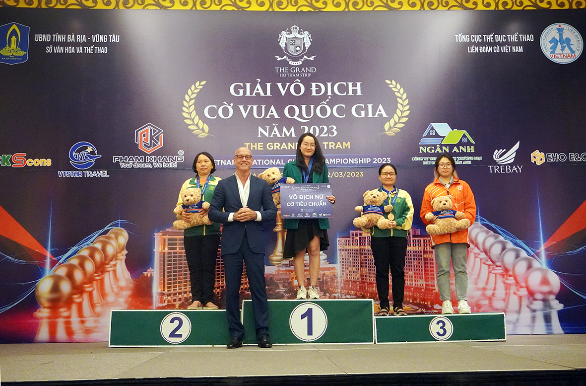 Ông Walt Power, Giám đốc điều hành The Grands Hồ Tràm Strip trao huy chương Vàng nội dung cờ tiêu chuẩn cho Võ Thị Kim Phụng.