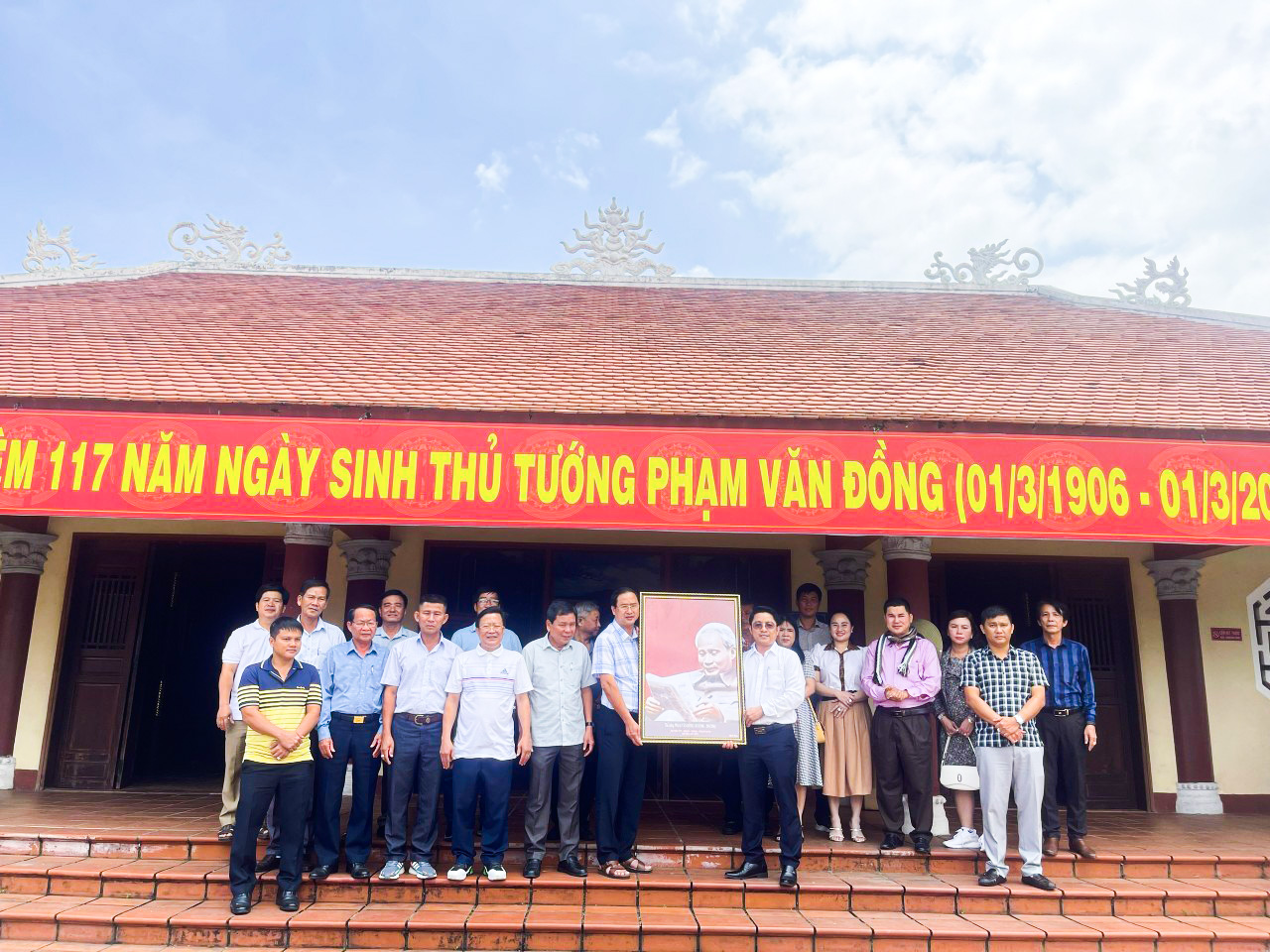 Lãnh đạo huyện Mộ Đức trao tặng bức ảnh chân dung cố Thủ tướng Phạm Văn Đồng cho Đoàn công tác huyện Châu Đức.