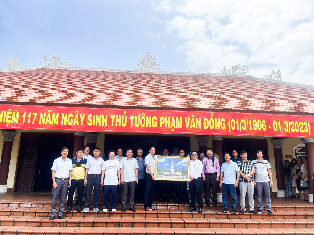 Đoàn công tác huyện Châu Đức trao tặng bức tranh Tượng Đài chiến thắng Bình Giã cho huyện Mộ Đức.