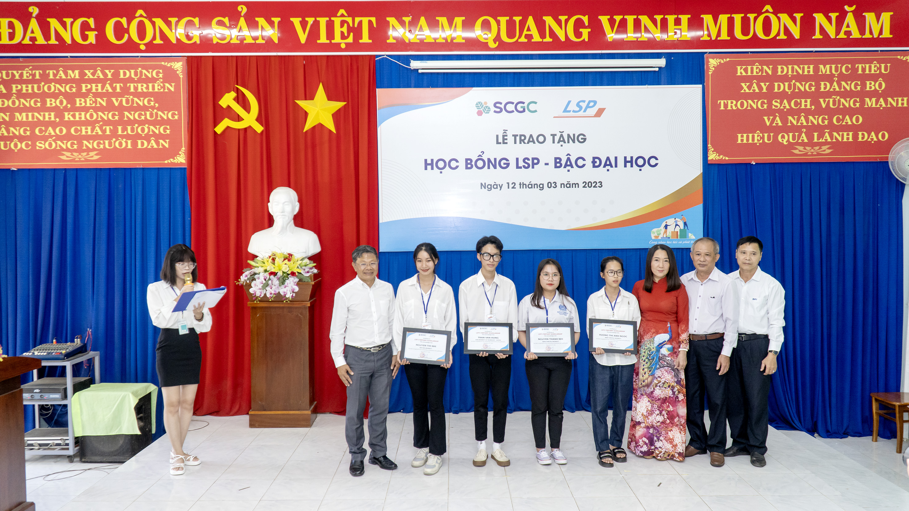 4 tân SV của xã Long Sơn nhận học bổng 15 triệu đồng/năm tại chương trình.