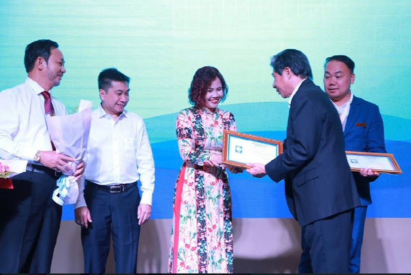 Ông Bùi Ngọc Diệp, Phó Chủ tịch Thường trực Hiệp hội DNNVV trao chứng nhận kết nạp hội viên mới.