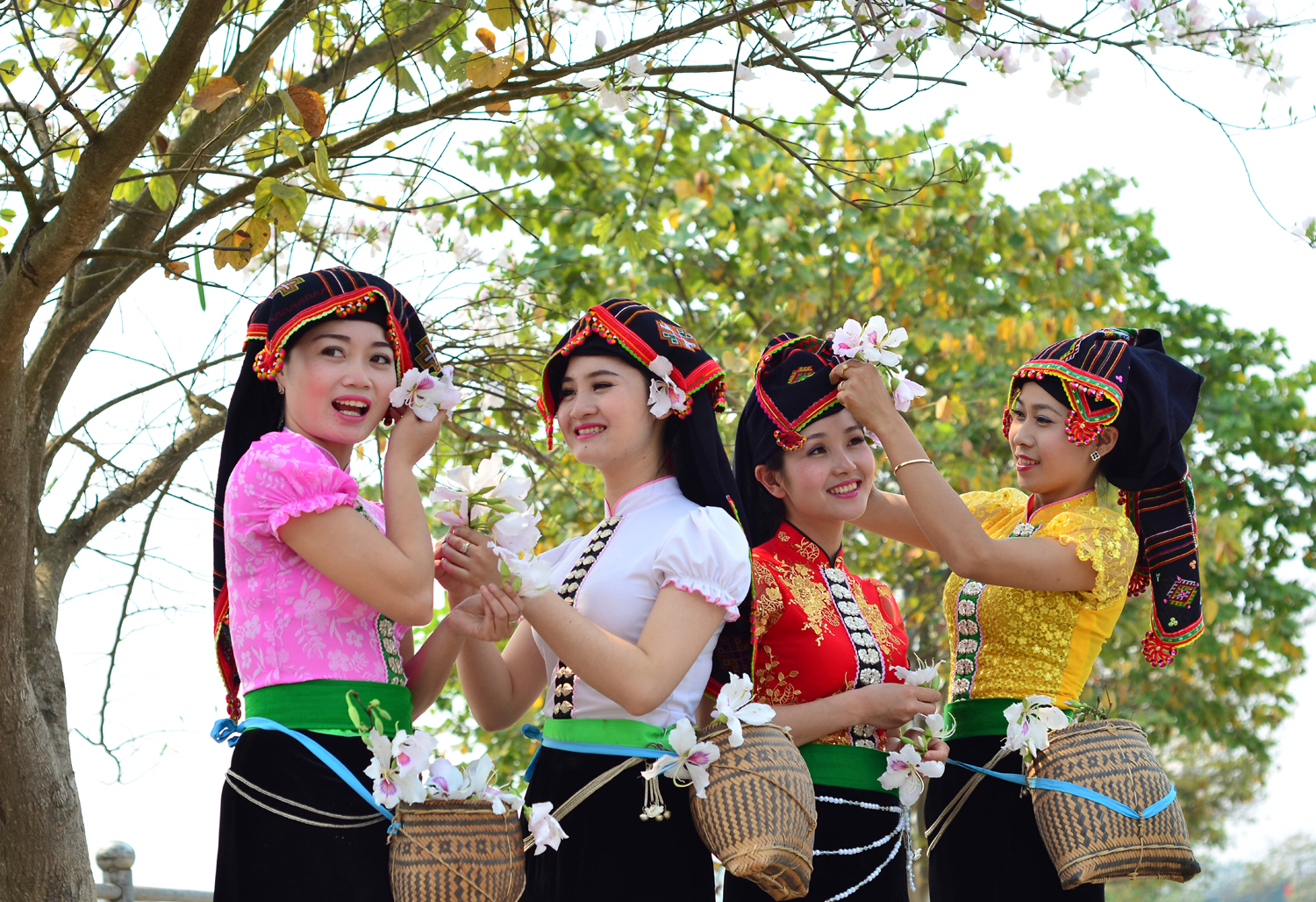Đến với Tây Bắc, về với Điện Biên vào tháng 3 - mùa ban nở, du khách sẽ được hòa mình trong không gian lễ hội đậm đà bản sắc dân tộc. 