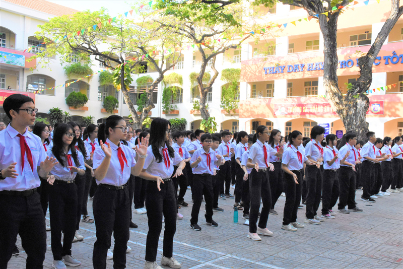 Học sinh Trường THCS Vũng Tàu tham gia tiết mục múa đồng diễn tại ngày hội. 