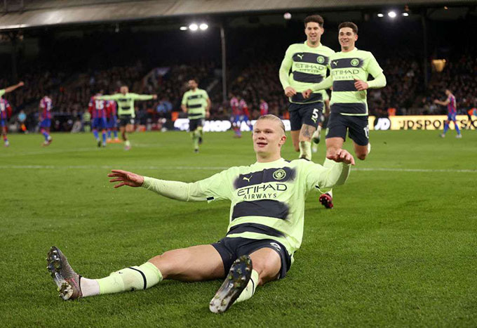 Haaland ghi bàn trên chấm 11m giúp Man City tiếp tục đeo bám Arsenal.