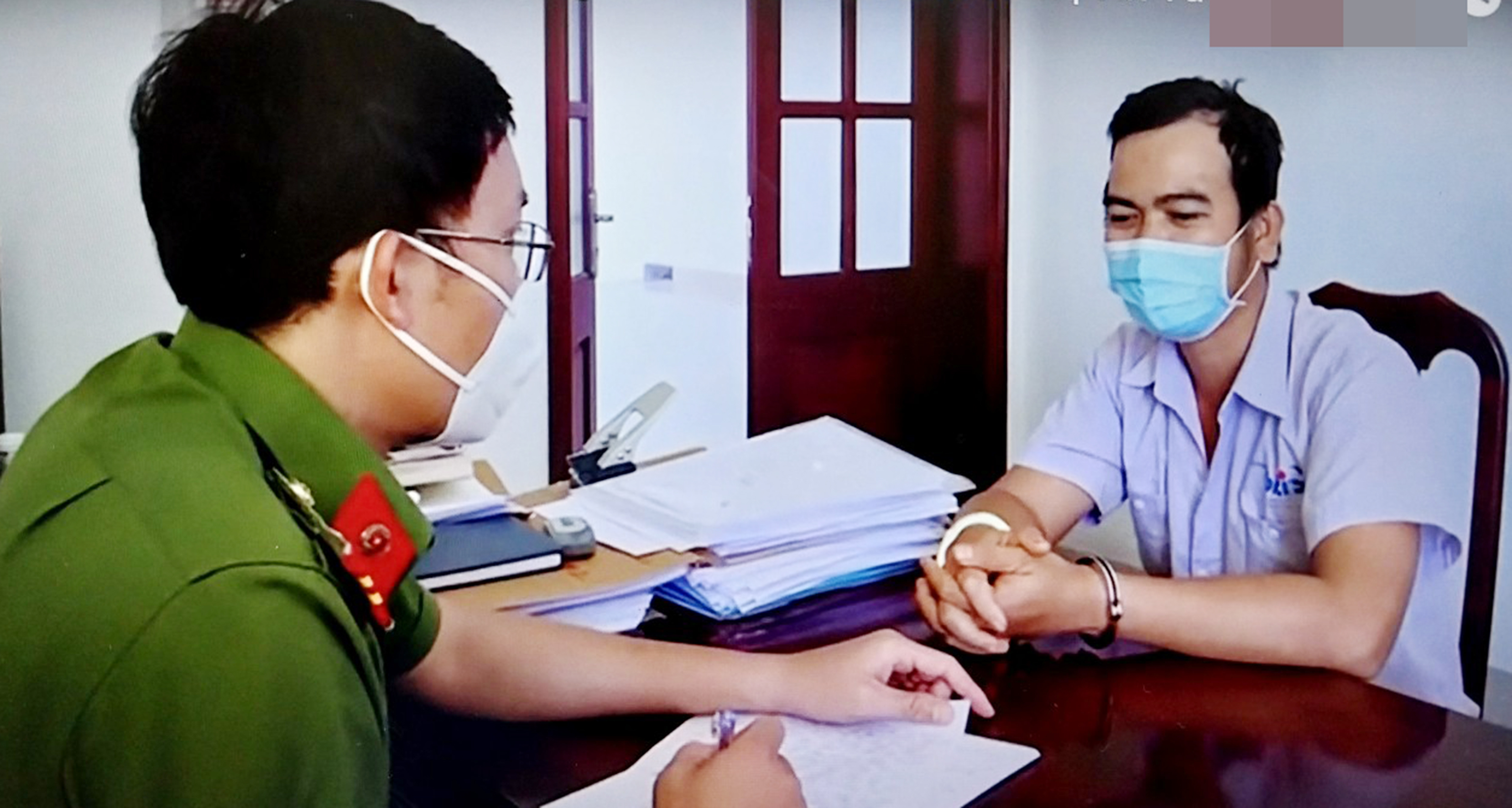 Cơ quan CSĐT Công an tỉnh làm việc với 1 đối tượng truy nã bị bắt.