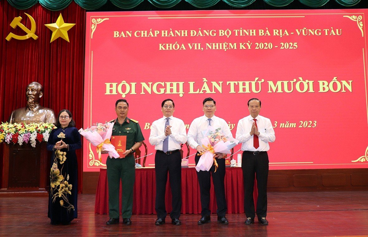 Ông Phạm Viết Thanh, Ủy viên Trung ương Đảng, Bí thư Tỉnh ủy, Chủ tịch HĐND tỉnh; bà Nguyễn Thị Yến, Phó Bí thư Thường trực Tỉnh ủy, Trưởng Đoàn ĐBQH tỉnh và ông Nguyễn Văn Thọ, Phó Bí thư Tỉnh ủy, Chủ tịch UBND tỉnh trao quyết định và tặng hoa chúc mừng Đại tá Lê Xuân Bình và ông Hoàng Nguyên Dinh.
