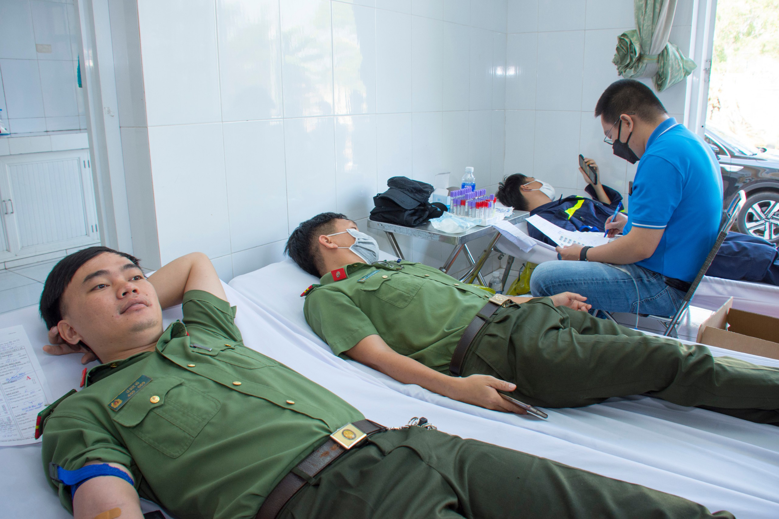 Cán bộ, chiến sĩ tham gia hiến máu