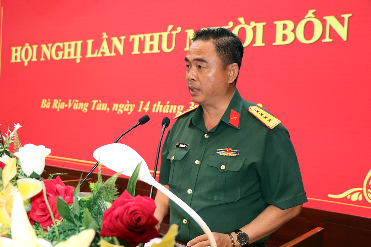 Đại tá Lê Xuân Bình, Ủy viên Ban Thường vụ Tỉnh ủy, Chỉ huy trưởng Bộ CHQS tỉnh phát biểu nhận nhiệm vụ.
