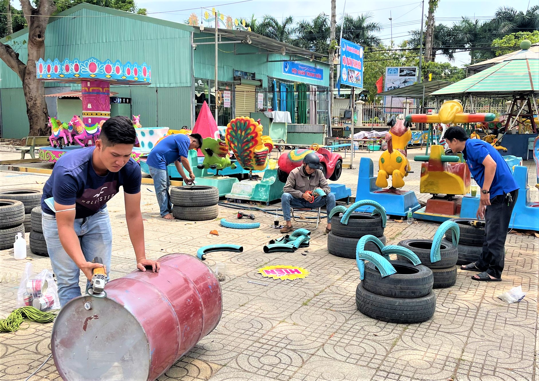 Đoàn xã Kim Long (huyện Châu Đức) làm ghế ngồi từ lốp xe cũ.