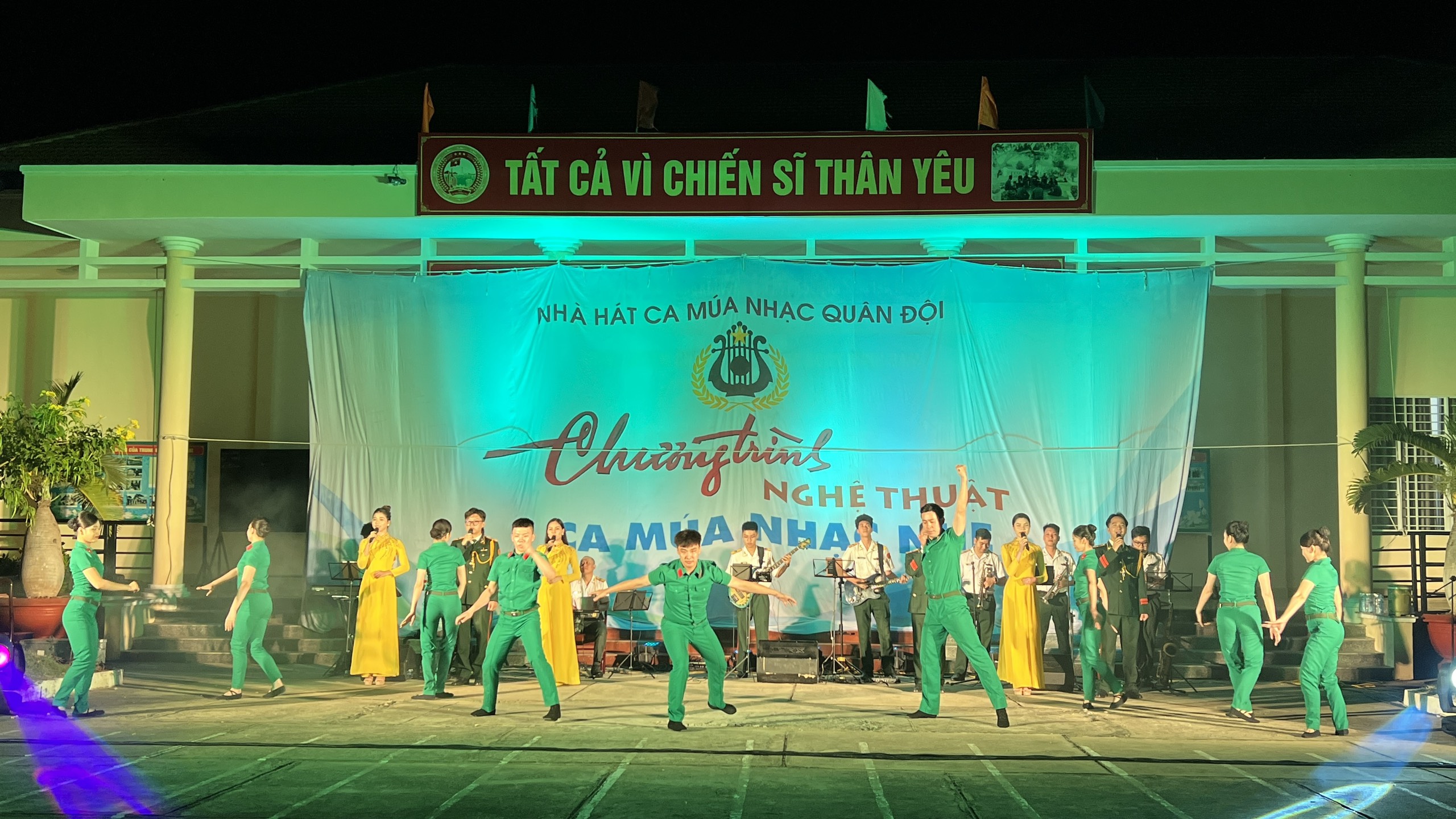 Một tiết mục nghệ thuật do các nghệ sĩ, diễn viên của Nhà hát ca múa nhạc Quân đội trình diễn.