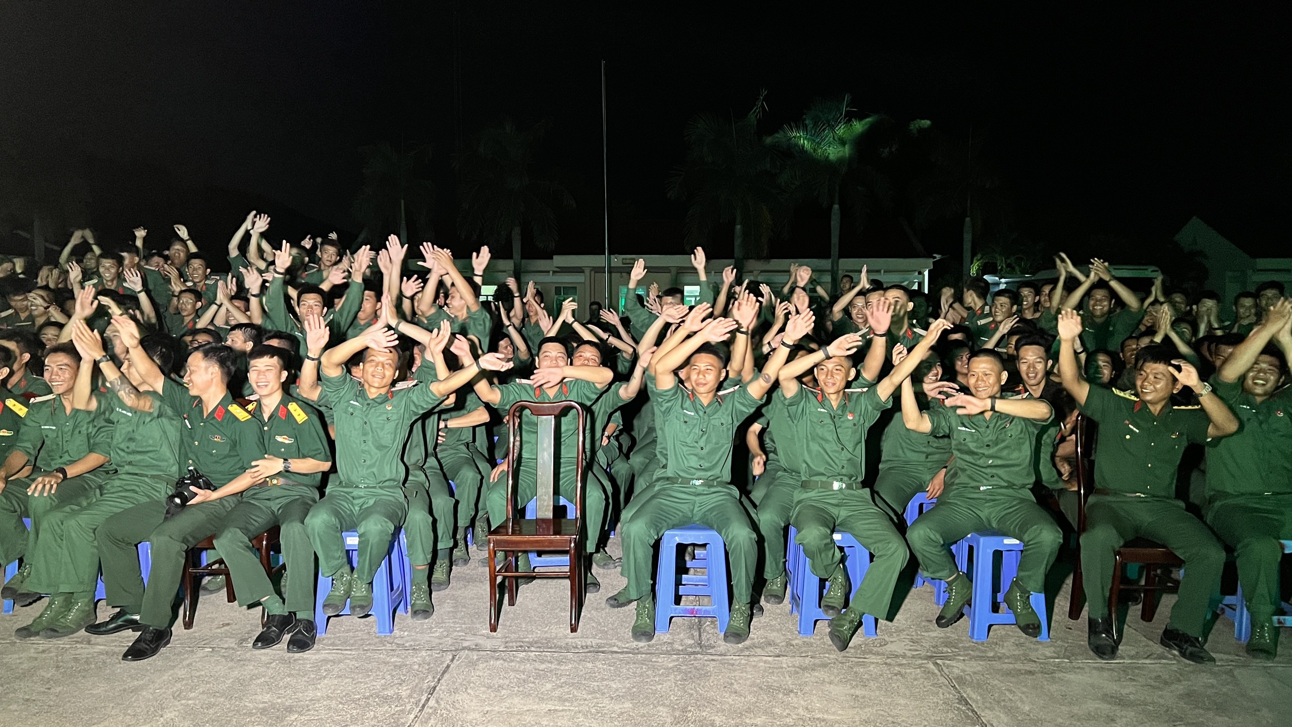 Chiến sĩ mới hào hứng với các tiết mục nghệ thuật trong chương trình.