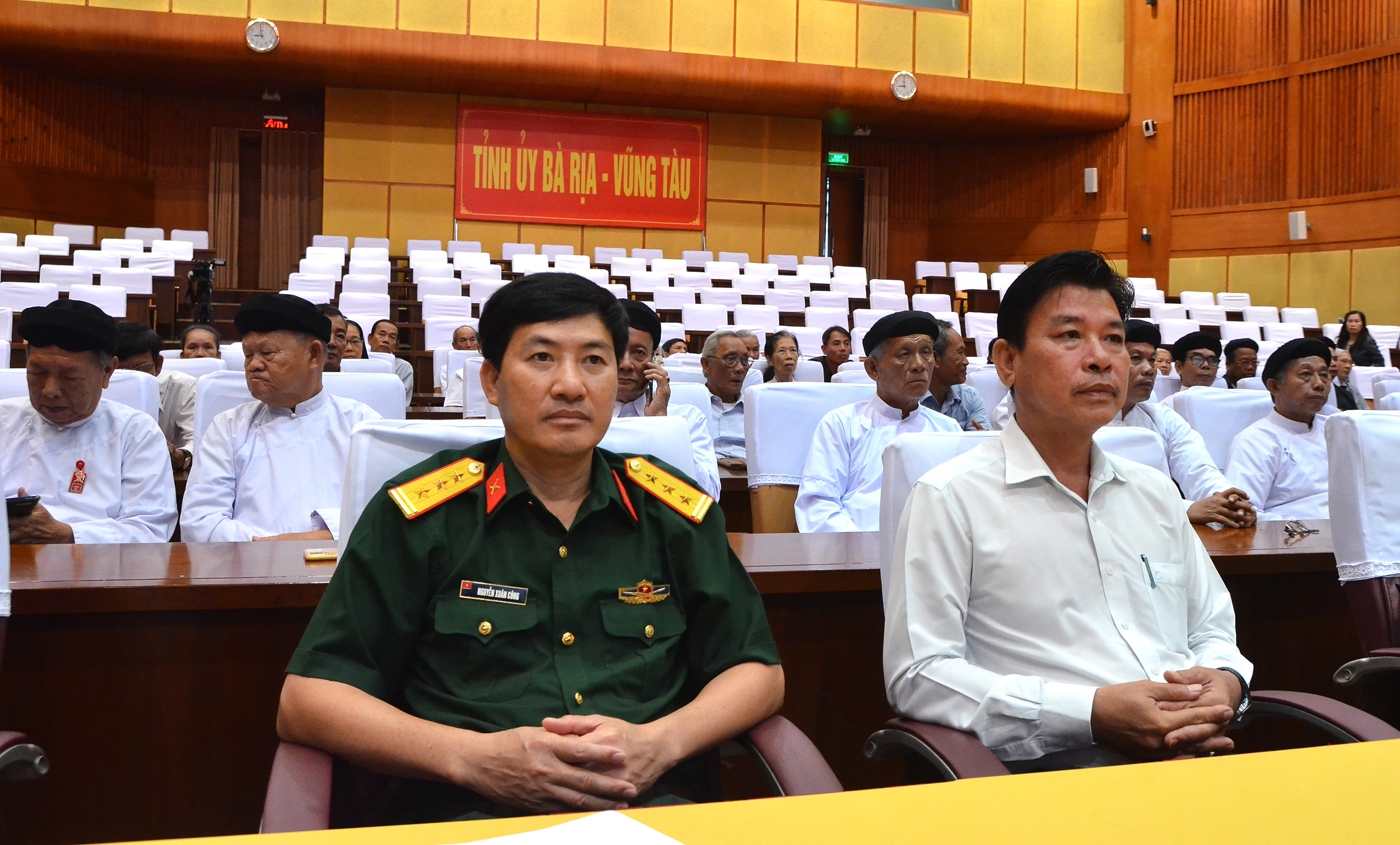 Ông Trần Văn Lợi, Phó Chủ tịch UBMTTQ Việt Nam tỉnh cùng các đại biểu tham dự hội nghị.