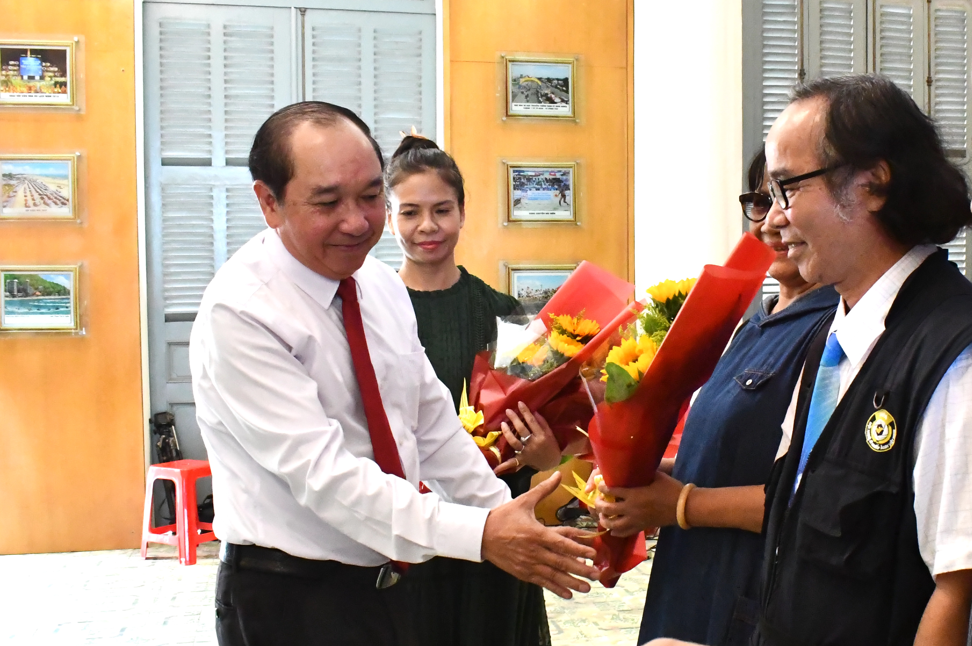 Ông Huỳnh Văn Hồng, Chủ tịch Hội VH-NT tặng hoa đến các hội viên có đóng góp nhiều cho nhiếp ảnh.