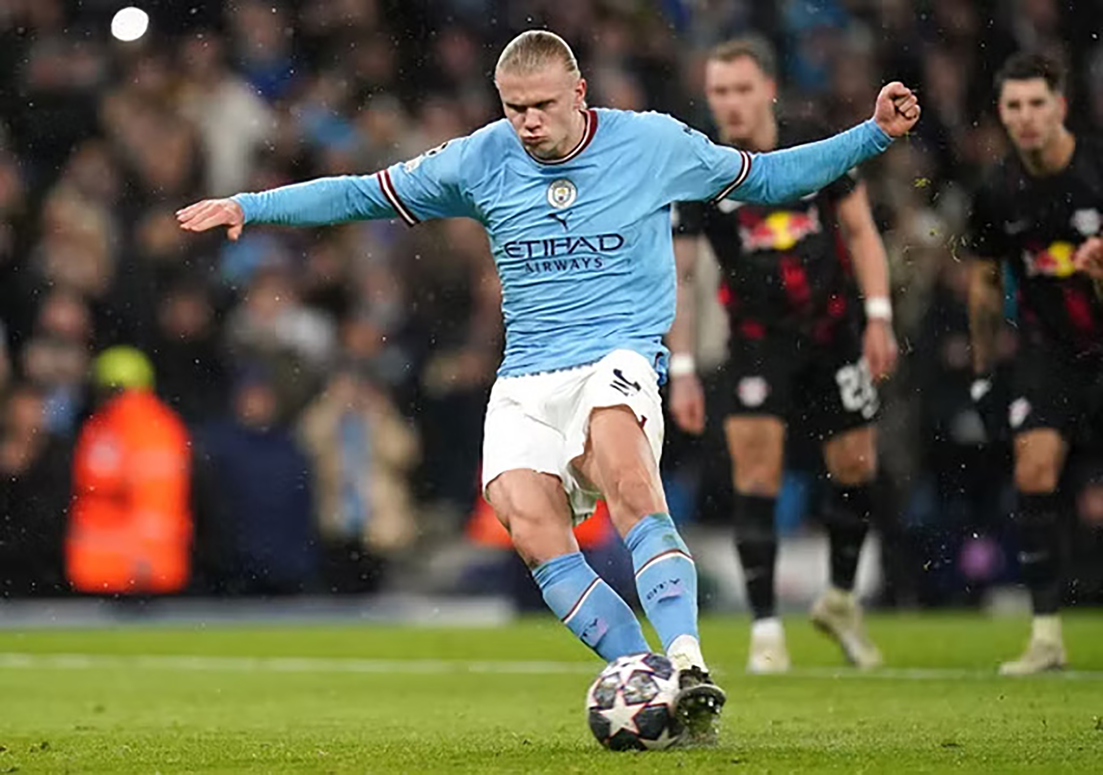 Haaland đã đưa Man City đoạt vé vào tứ kết Champions League.