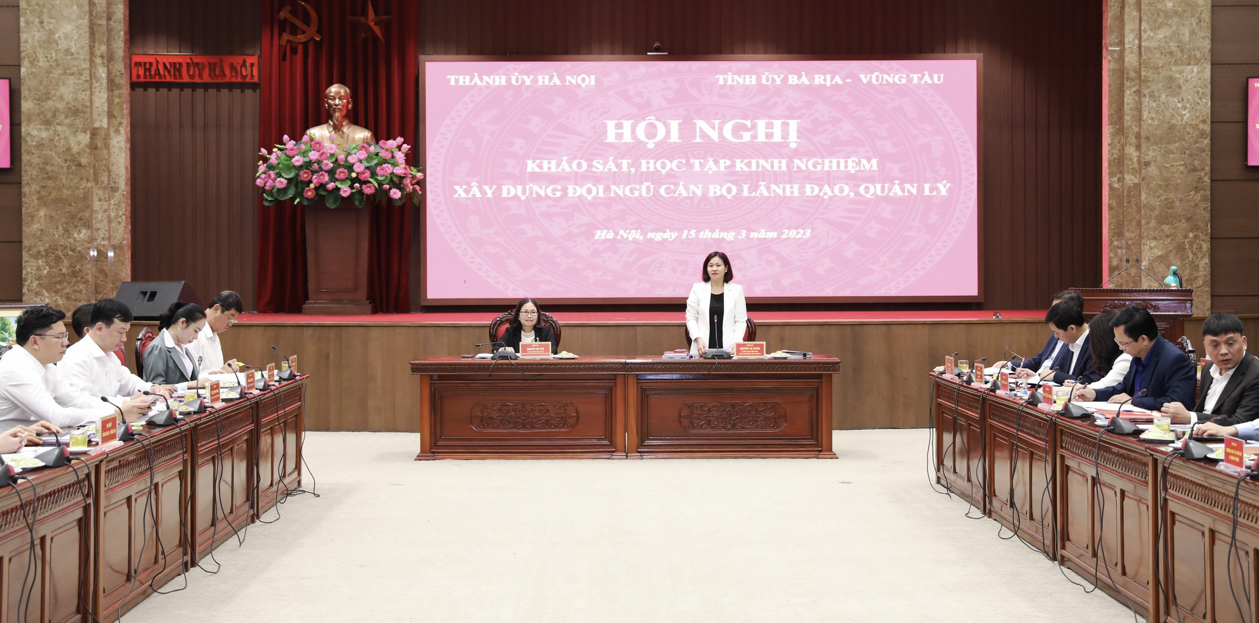 Quang cảnh làm việc tại Thành ủy Hà Nội.