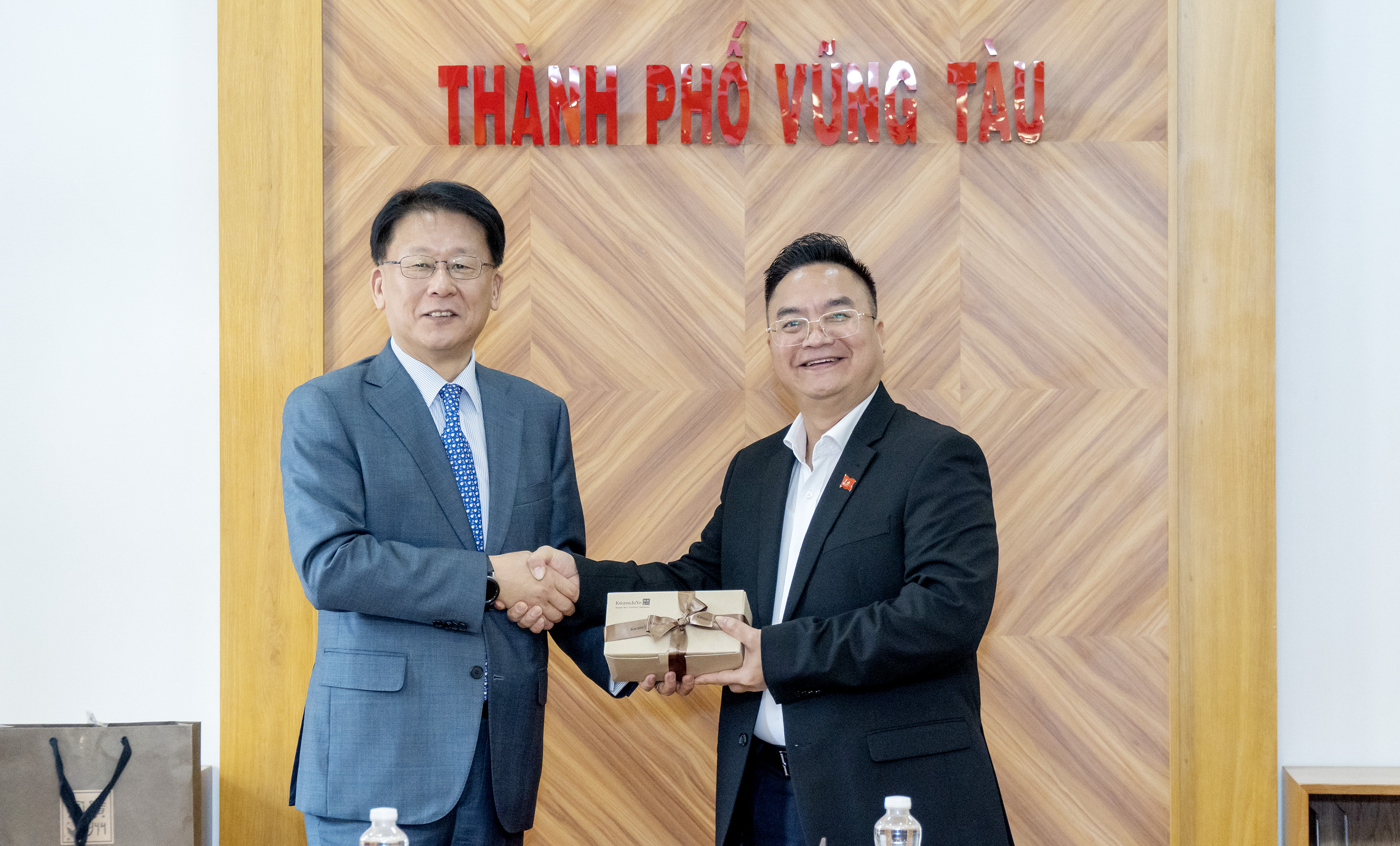 Lãnh đạo TP. Vũng Tàu tặng bức tranh lưu niệm với chủ đề 