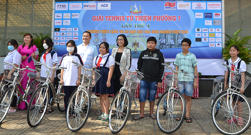 Lãnh đạo TP.Vũng Tàu và phường 7 trao xe đạp cho học sinh nghèo, hiếu học tại giải tennis do CLB Tennis phường 7 tổ chức.