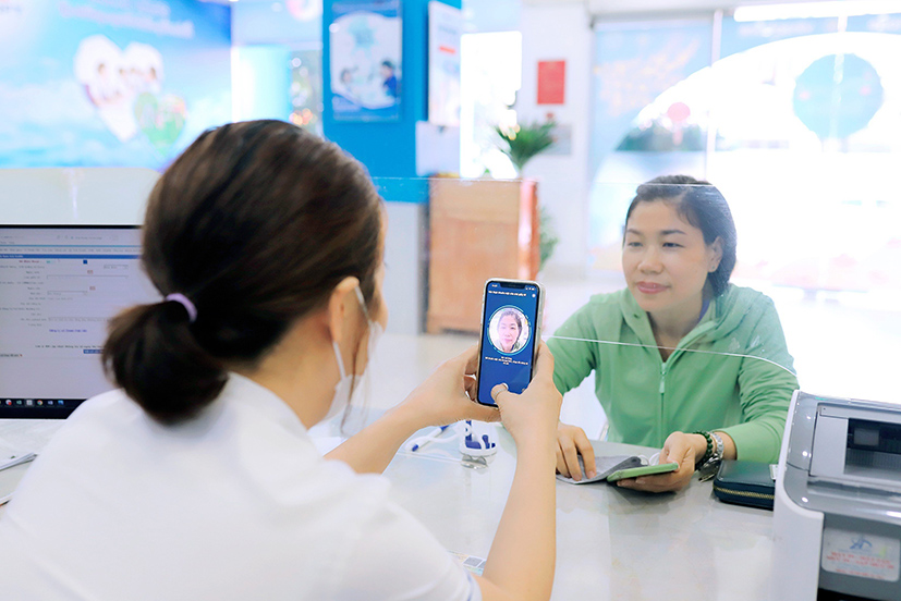 Nhân viên VNPT chụp ảnh cho khác hàng, bảo đảm chính xác thông tin thuê bao.