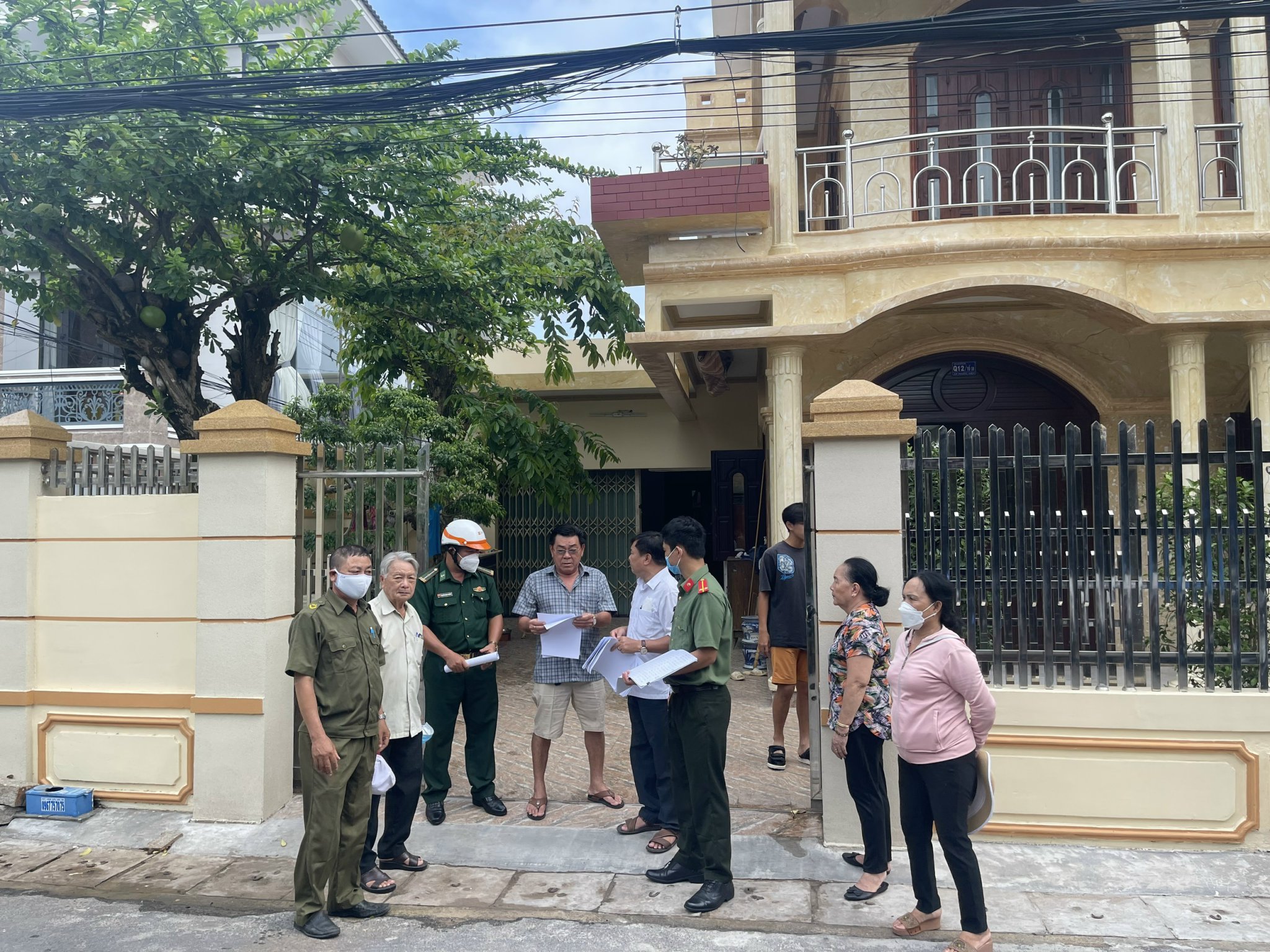 Các cơ quan chức năng huyện Long Điền “đi từng ngõ, gõ cửa từng nhà” tuyên truyền IUU đến các ngư dân xã Phước Tỉnh.