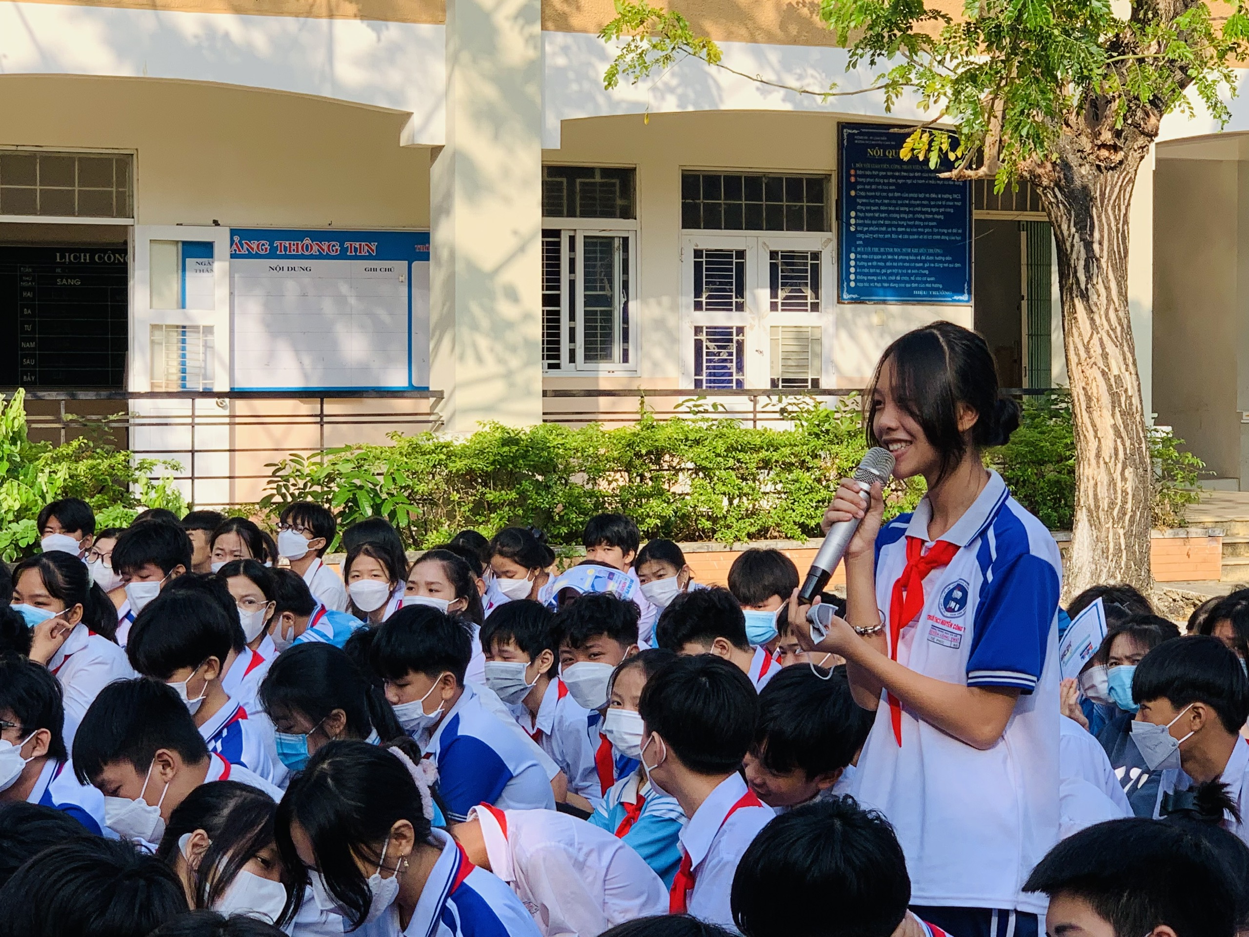 HS Trường THCS Nguyễn Công Trứ đặt câu hỏi với Ban Giám hiệu Trường THPT Minh Đạm.