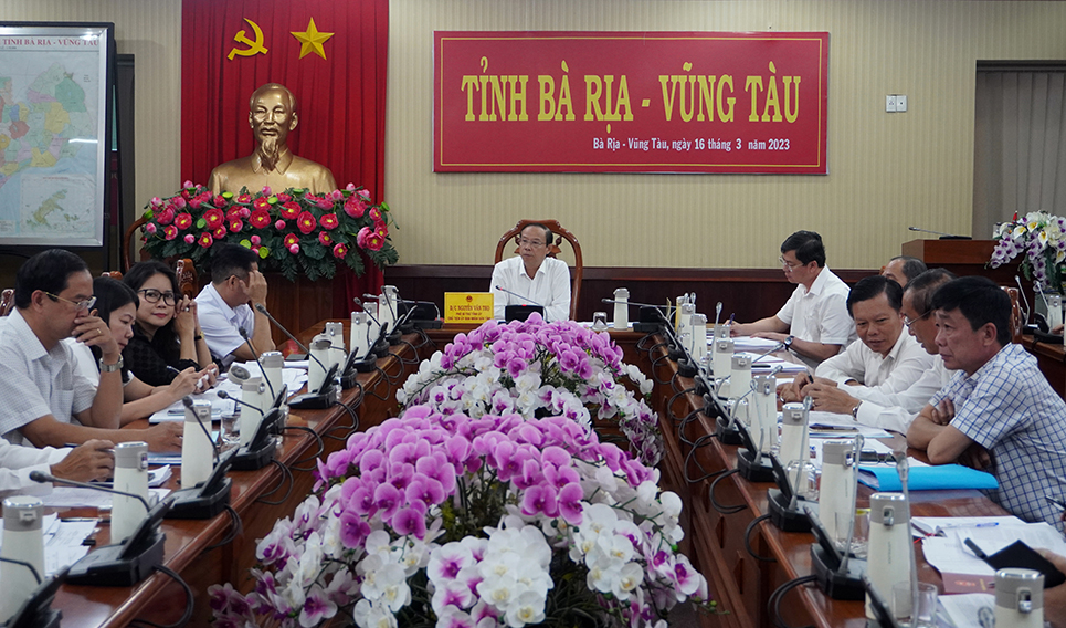 Ông Nguyễn Văn Thọ, Chủ tịch UBND tỉnh chủ trì cuộc họp.