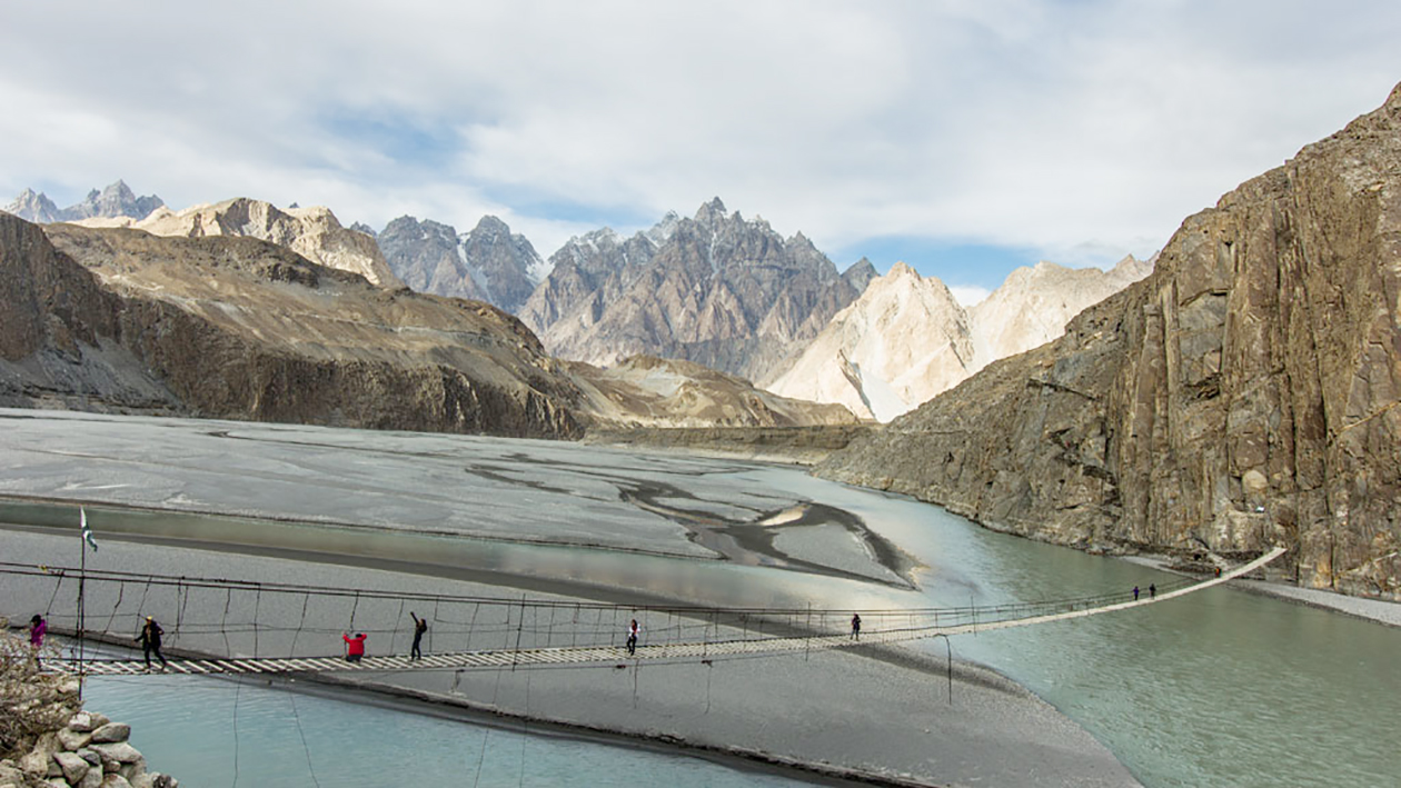 Khung cảnh hùng vĩ quanh khu vực cầu treo ở làng Hussani, miền Bắc Pakistan.