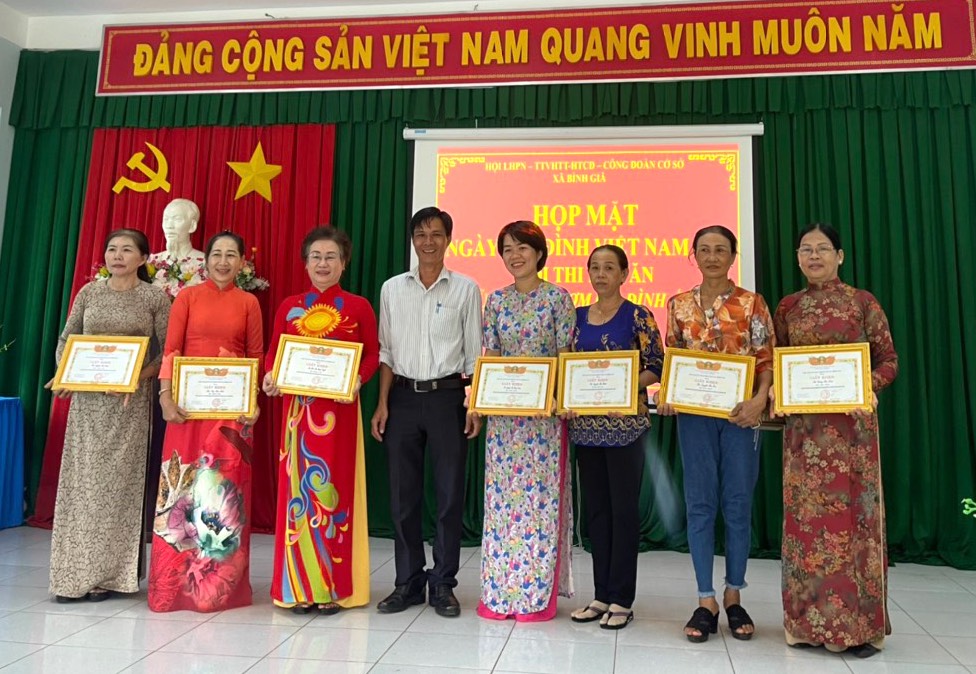 UBND xã Bình Giã, huyện Châu Đức tuyên dương các gia đình có  thành tích xuất sắc trong năm 2022 đã thực hiện các phong trào thi đua xây dựng gia đình phát triển bền vững.