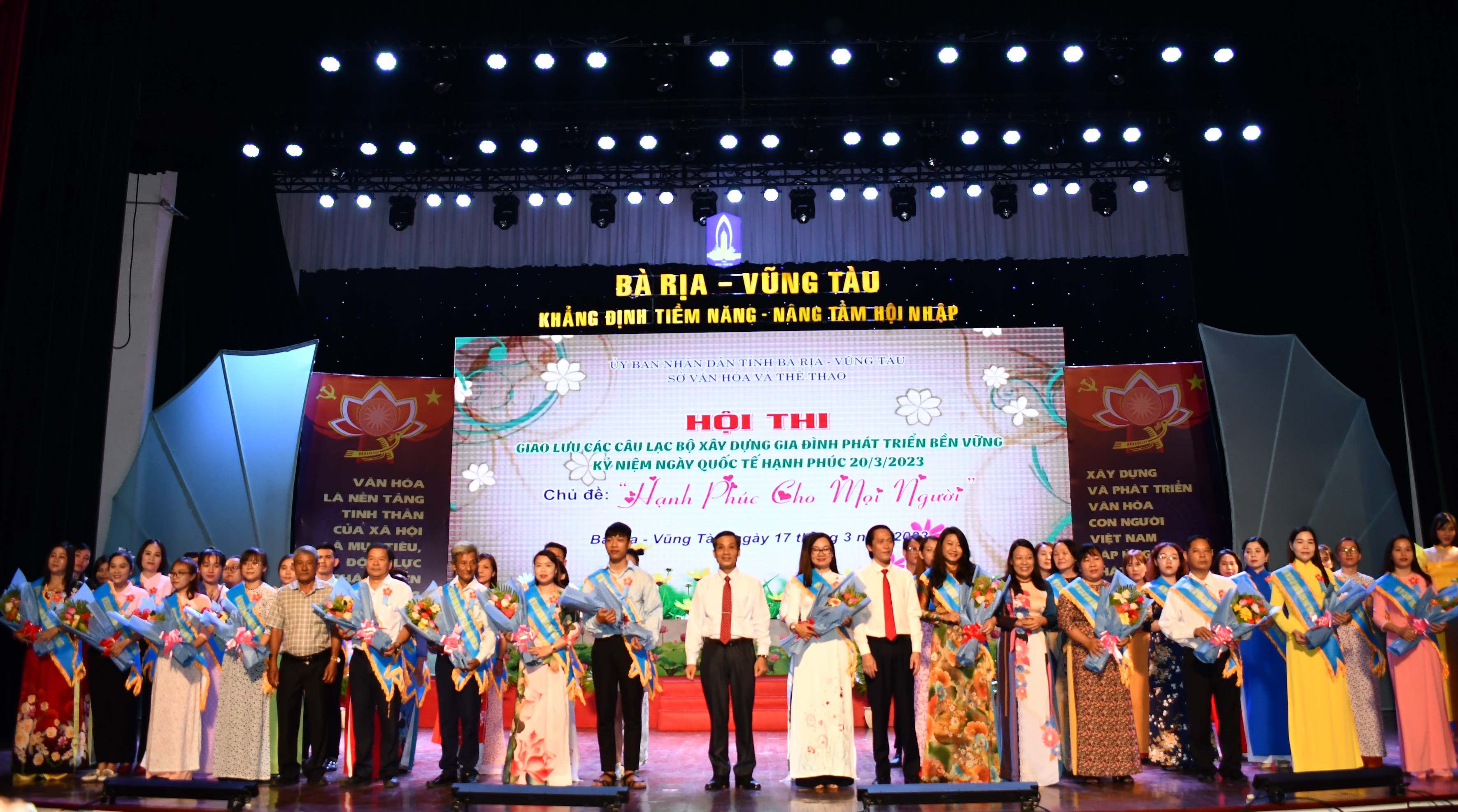 Đại diện lãnh đạo Ủy ban MTTQ Việt Nam tỉnh, Sở VH-TT và Hội LHPN tỉnh tặng hoa cho 14 đội thi.