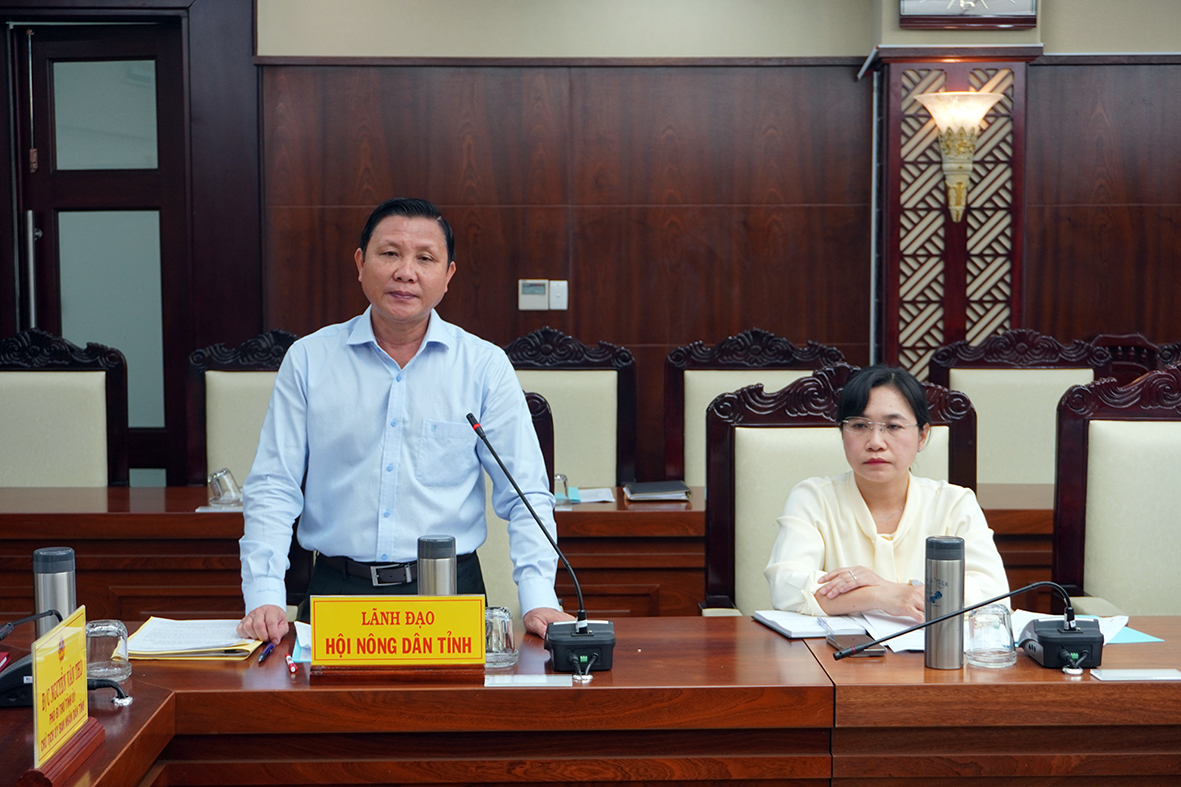 Ông Mai Minh Quang, Chủ tịch Hội Nông dân tỉnh báo cáo hoạt động của các cấp Hội tại buổi làm việc.