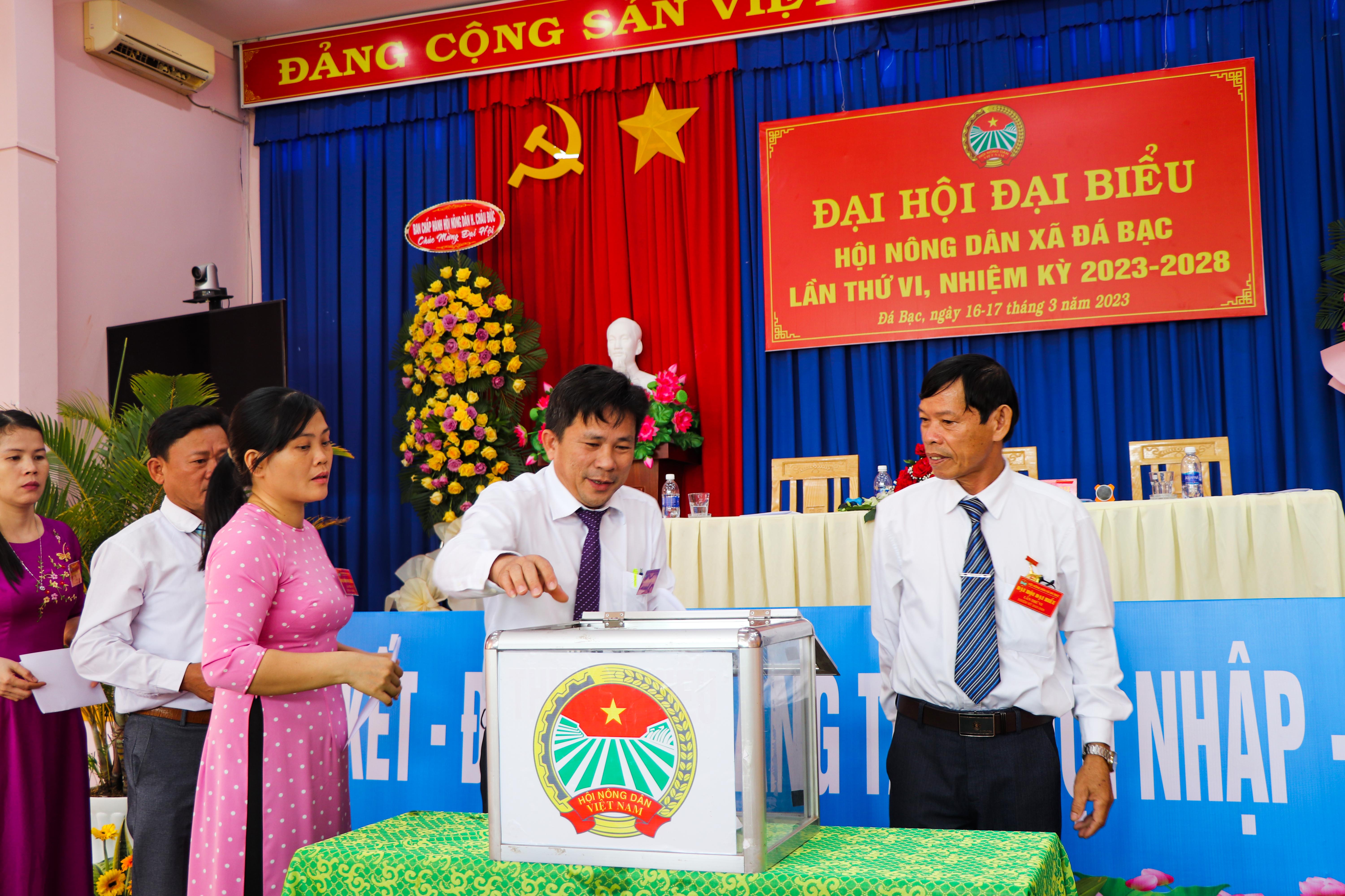 Các đại biểu bầu BCH Hội Nông dân xã Đá Bạc khóa VI, nhiệm kỳ 2023 - 2028.