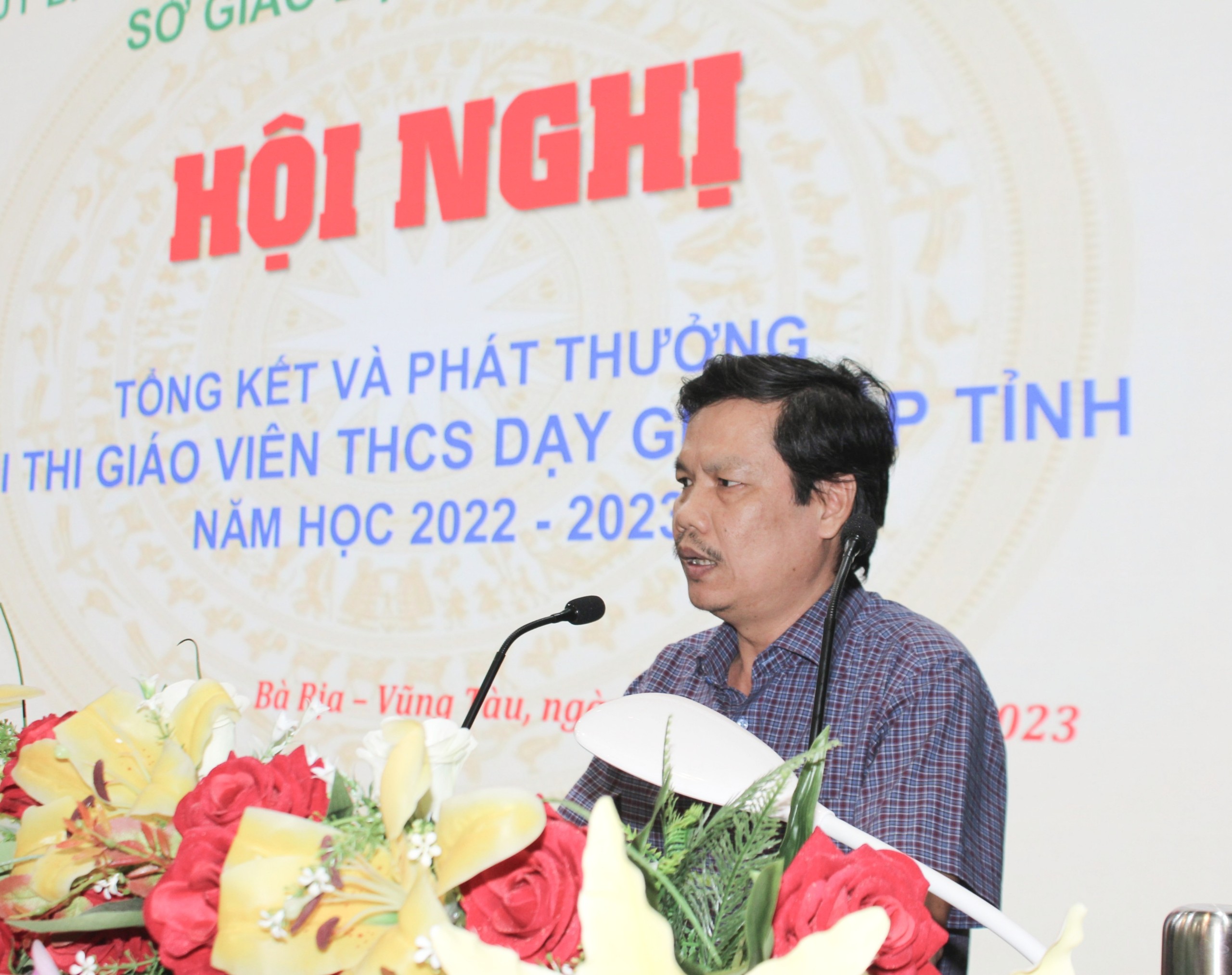 Ông Lưu Thanh Tú báo cáo tổng kết Hội thi.