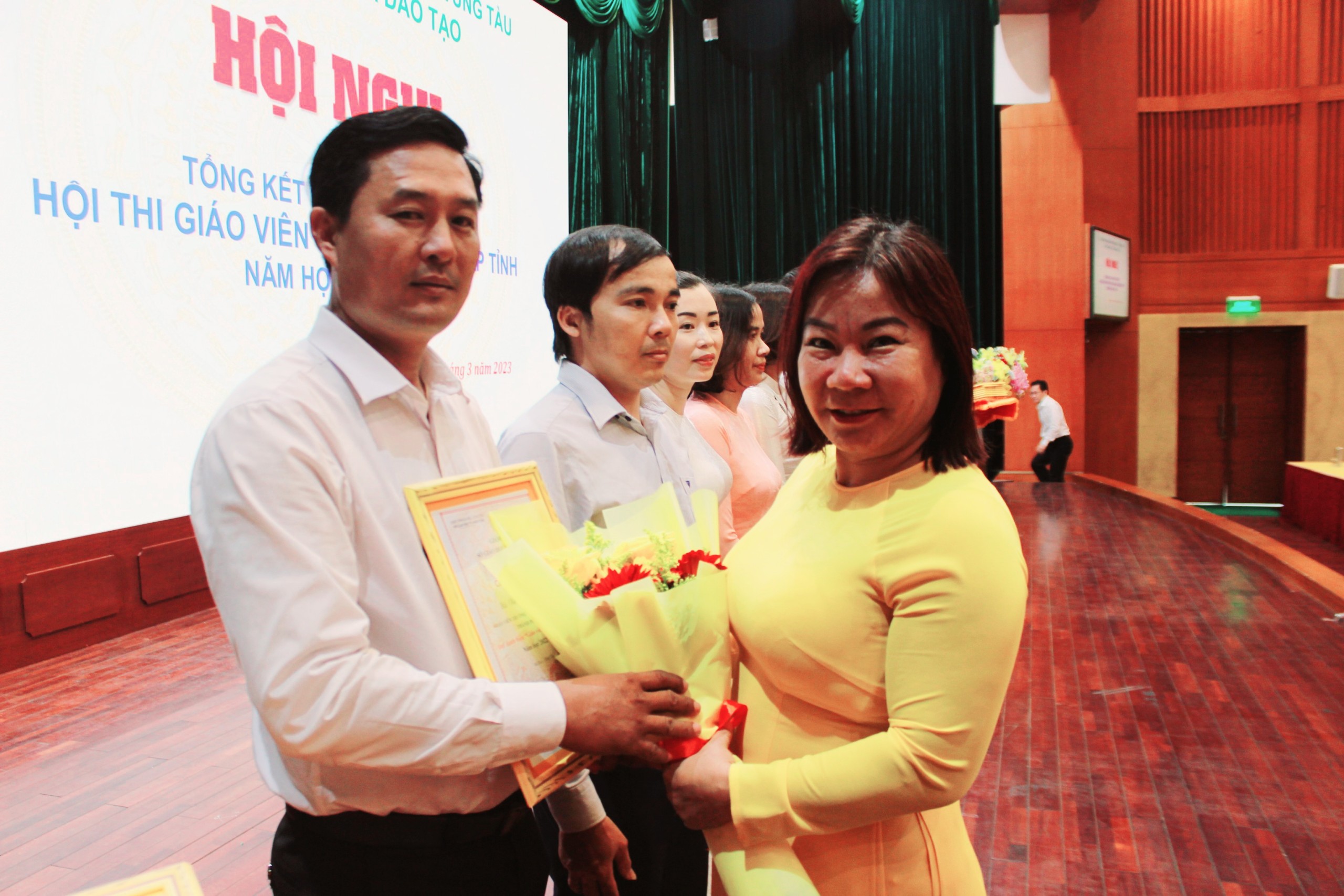 Bà Nguyễn Minh Thu Thủy, Chủ tịch Công đoàn ngành giáo dục tỉnh trao Giấy chứng nhận cho các GV đạt danh hiệu GV dạy giỏi cấp tỉnh.