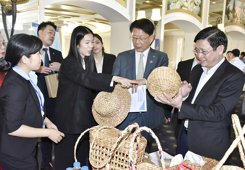 Các đại biểu tham quan gian hàng trưng bày sản phẩm làm từ lục bình do người dân Long Sơn làm.