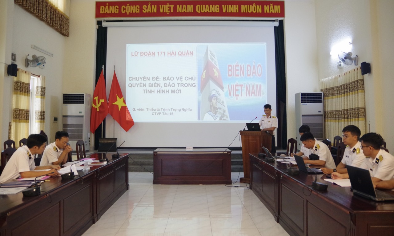 Thí sinh tham gia phần thi thực hành lên lớp