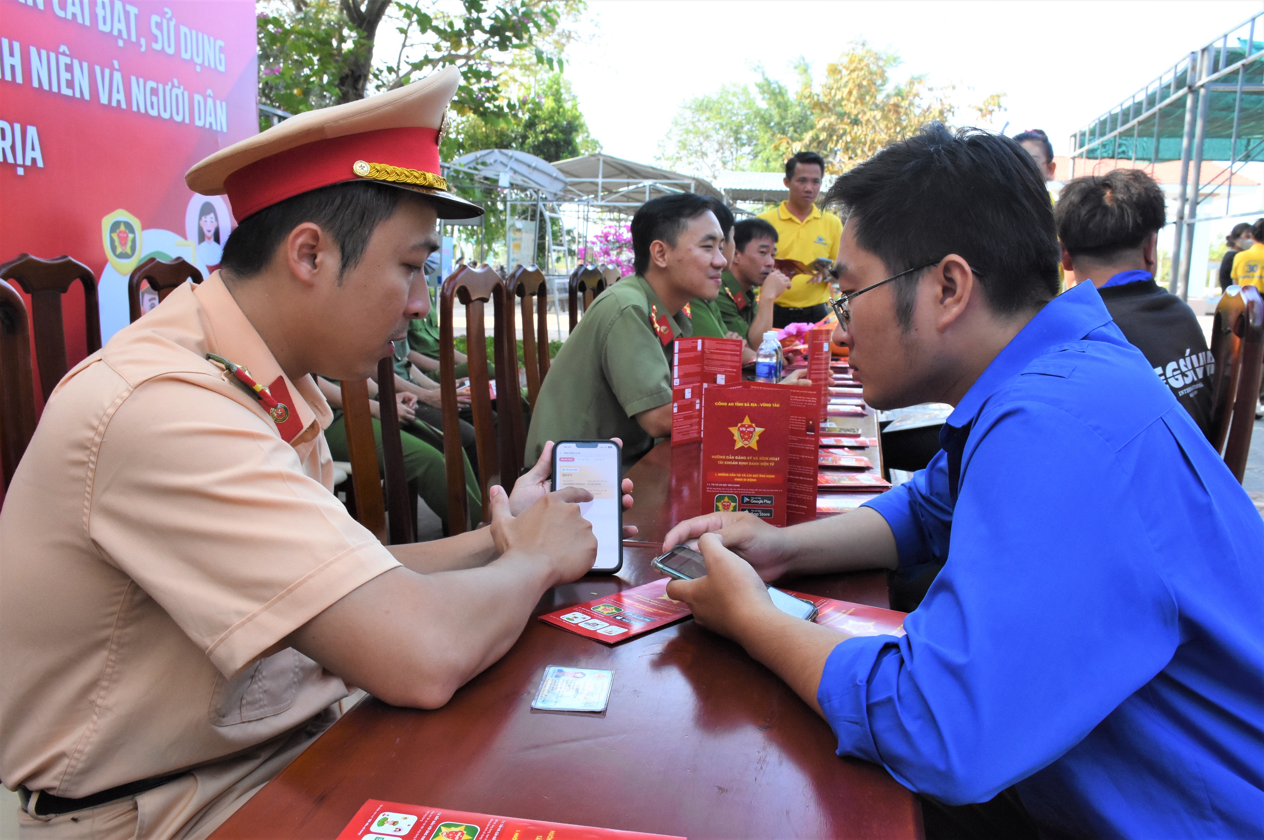 Công an TP.Bà Rịa tuyên truyền ĐVTN cài đặt, sử dụng ứng dụng Mã định danh điện tử VneID tại chương trình.