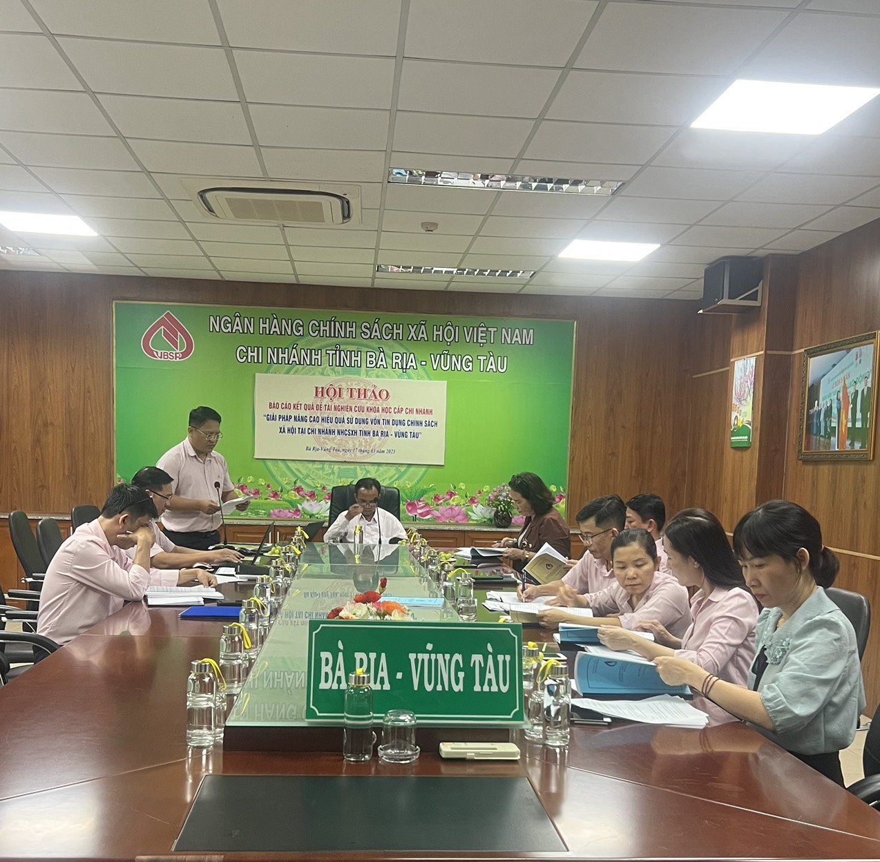 Ông Võ Văn Hoàng trình bày đề tài tại buổi hội thảo.