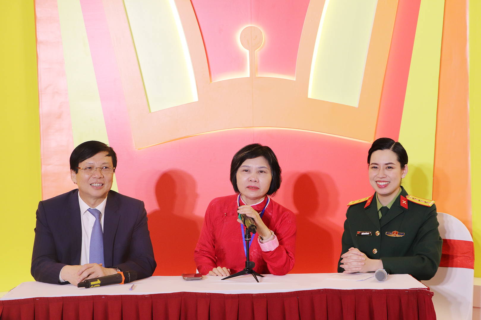 Nhà báo Hồ Quang Lợi, Nguyên Phó chủ tịch thường trực Hội Nhà báo Việt Nam; PGS,TS Đỗ Thị Thu Hằng, Trưởng Ban Nghiệp vụ Hội Nhà báo Việt Nam tại buổi tọa đàm.