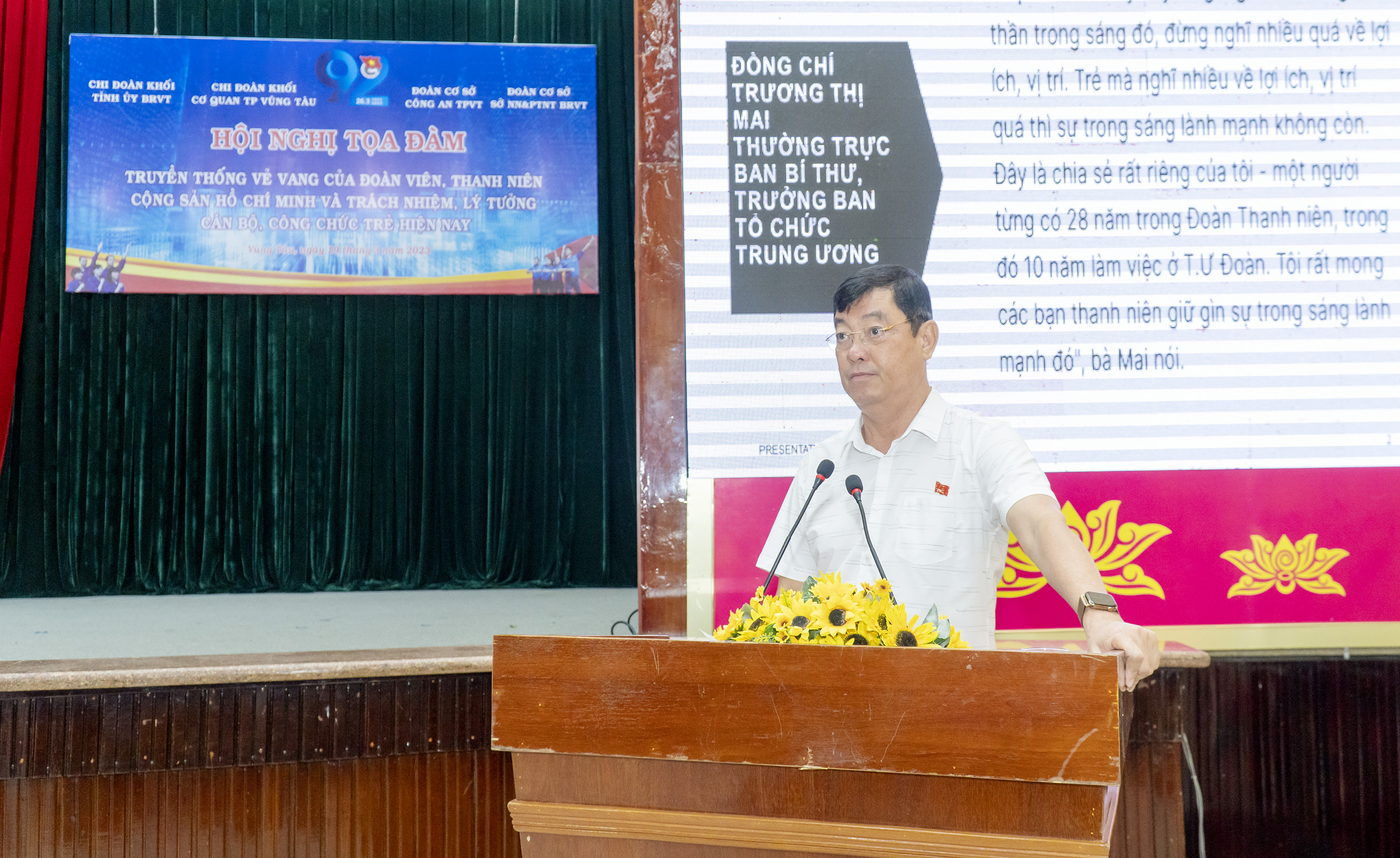 Ông Trần Đình Khoa, Ủy viên Ban Thường vụ Tỉnh ủy, Bí thư Thành ủy Vũng Tàu giới thiệu các chuyên đề: “Xây dựng kỹ năng làm việc cho đội ngũ cán bộ, công chức” và “Làm thế nào để trở thành một nhà lãnh đạo, cán bộ, công chức tốt”.
